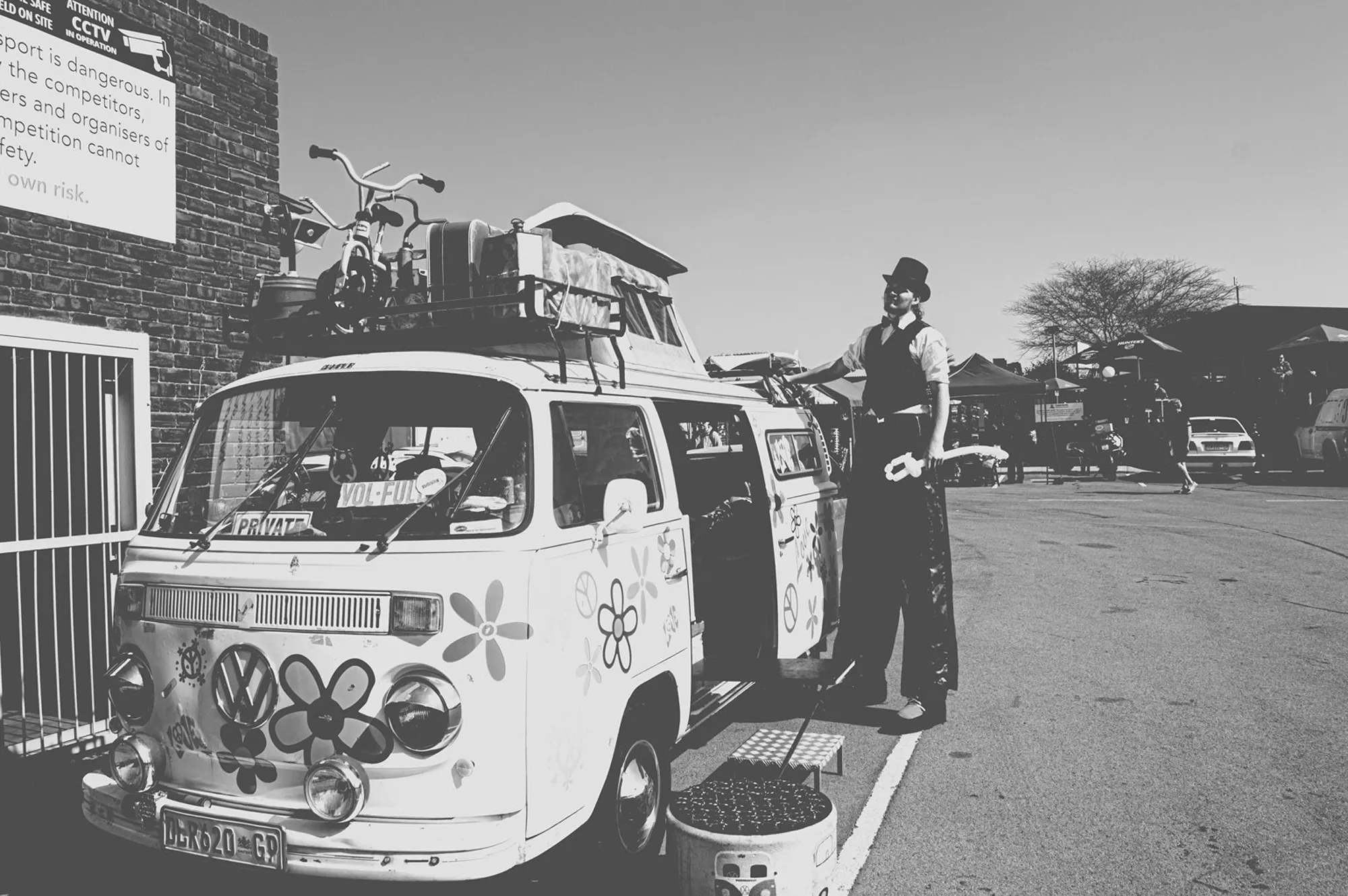 2019-07-27 - Zwartkops Raceway - Clown standing beside a VW van