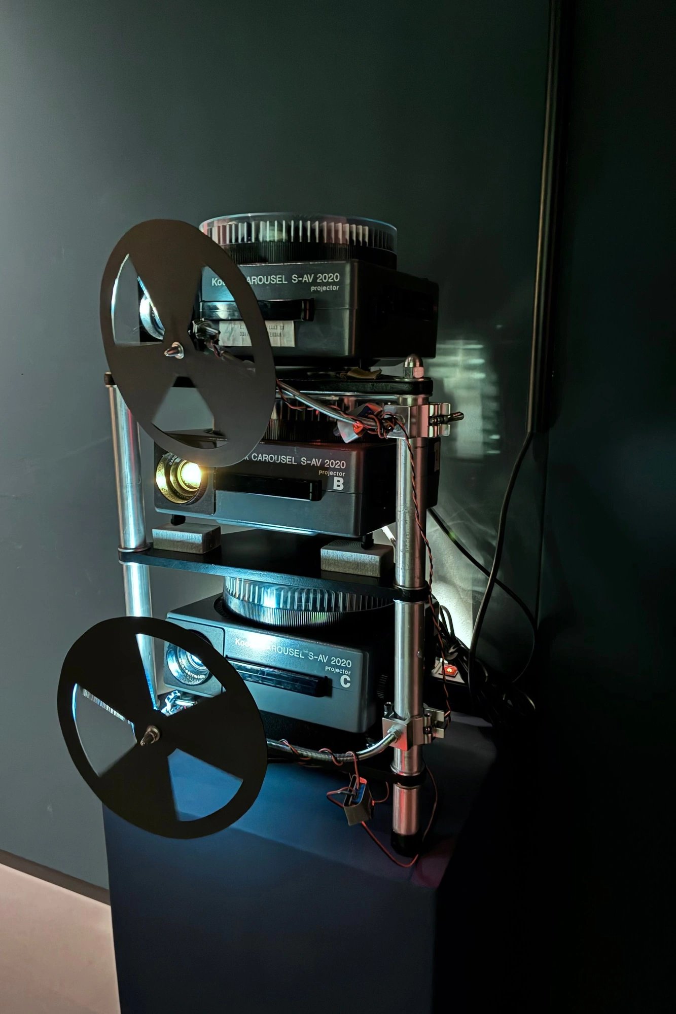 Double projector with alternating slits
