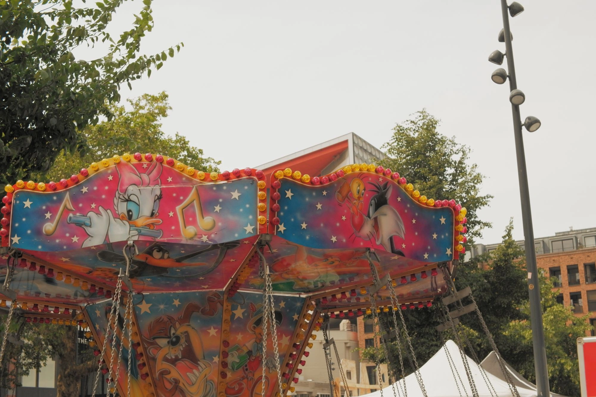2026-05-31 - xt35 - color - NL - Utrecht - Top of carousel with cartoon characters on it
