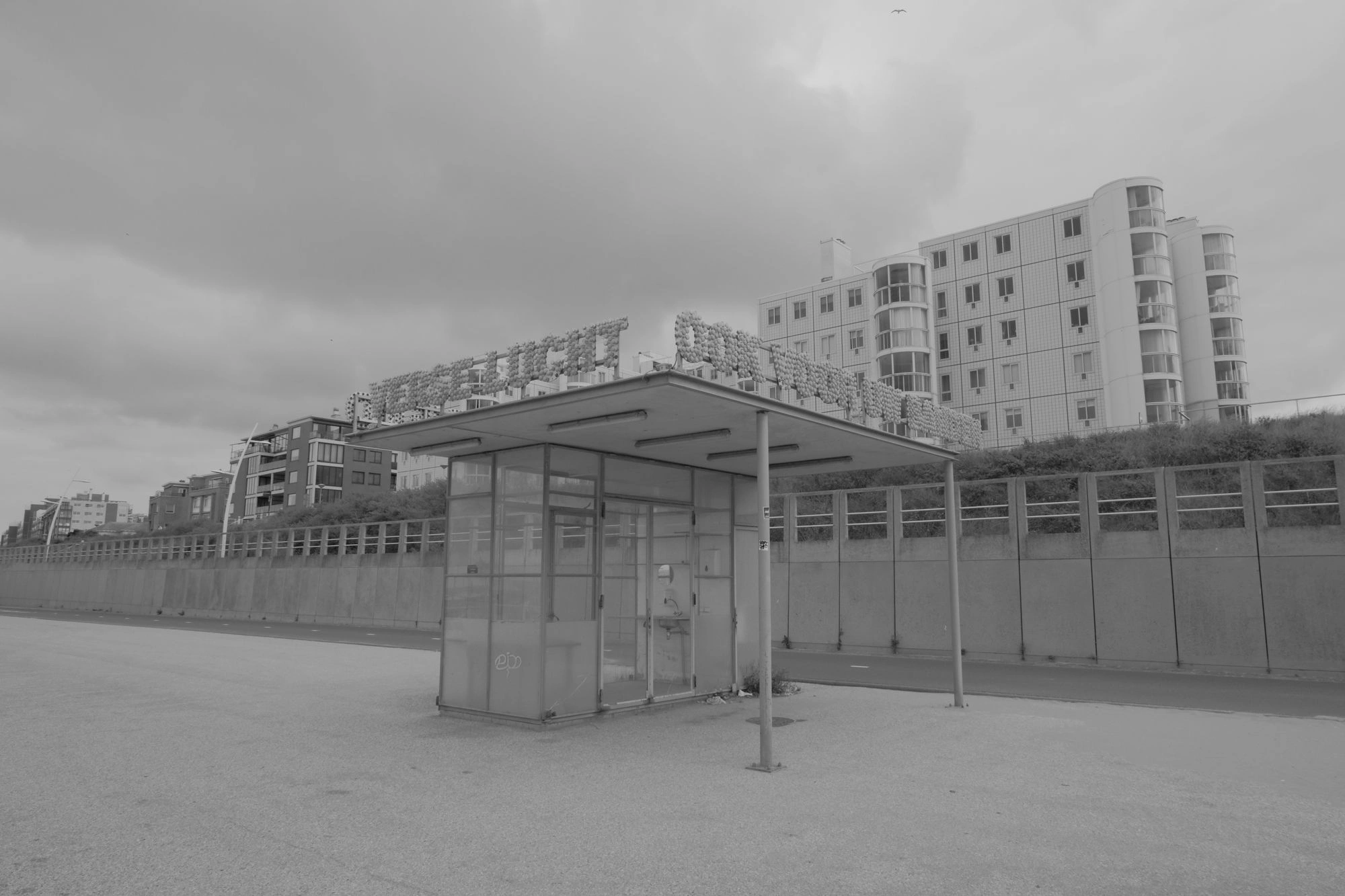 2026-07-18 - xt15-45 - bw - NL - Scheveningen - Abandoned booth of some kind