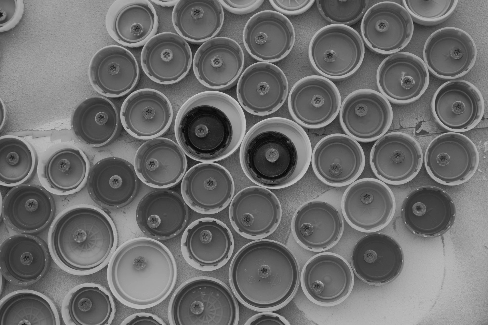 2026-07-18 - xt15-45 - bw - NL - Scheveningen - Art with bottle caps
