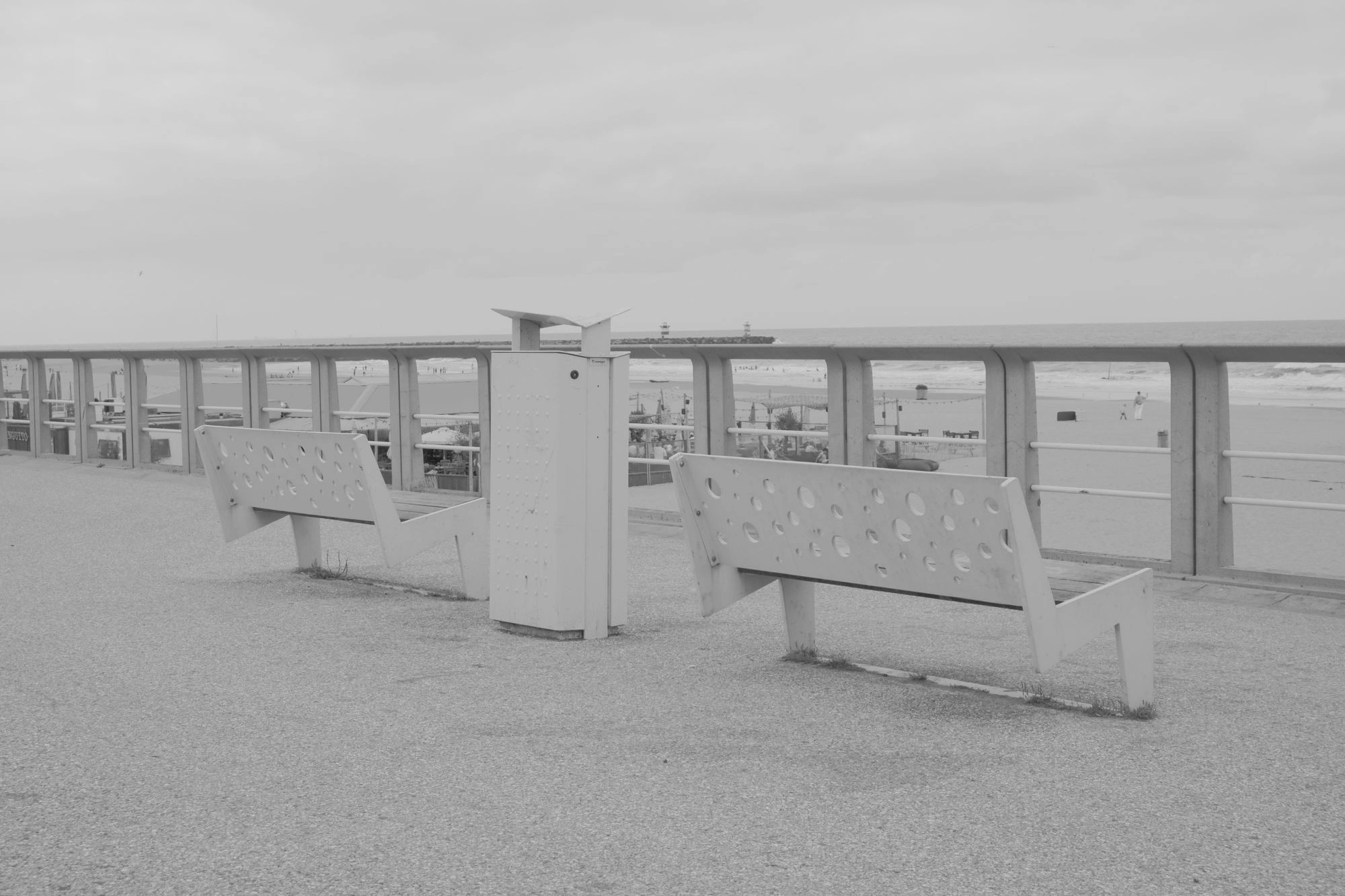 2026-07-18 - xt15-45 - bw - NL - Scheveningen - Bench next to beach