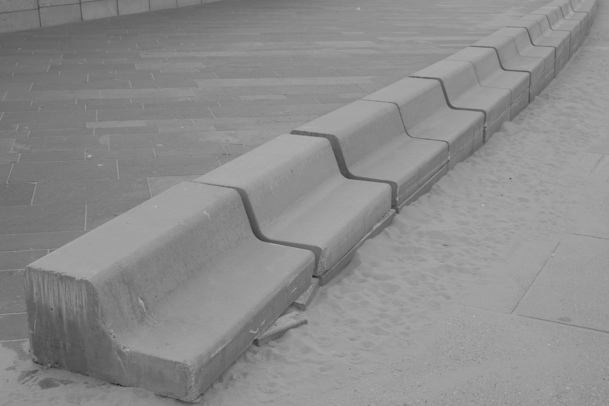 2026-07-18 - xt15-45 - bw - NL - Scheveningen - Concrete blocks along path