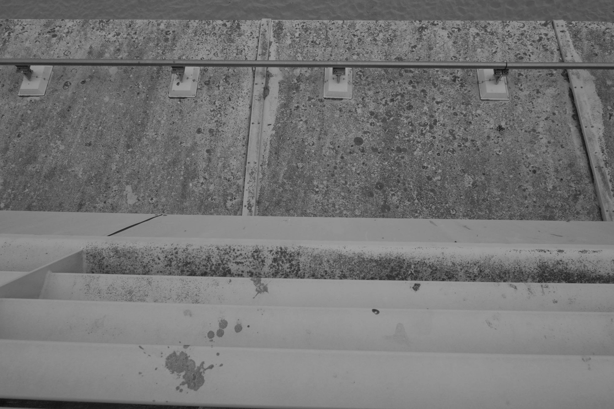 2026-07-18 - xt15-45 - bw - NL - Scheveningen - Concrete on side of pier