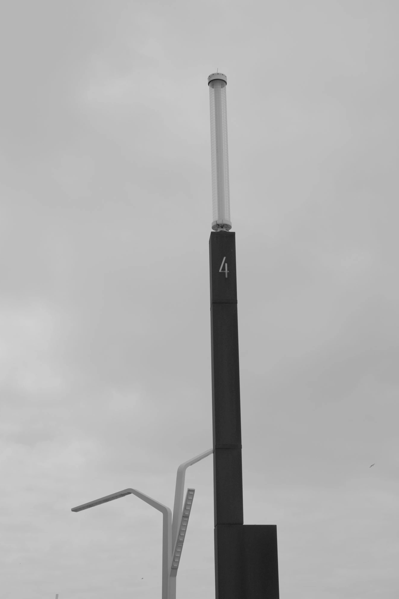 2026-07-18 - xt15-45 - bw - NL - Scheveningen - Lamp post with the number 4