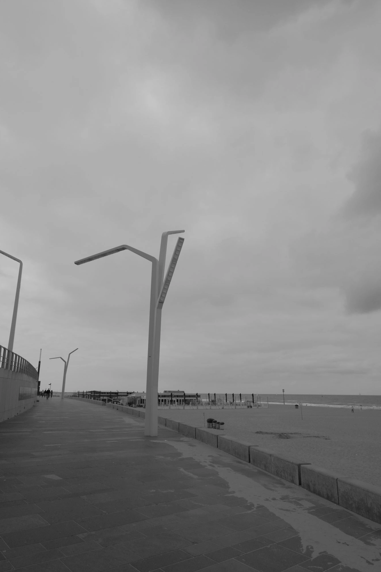 2026-07-18 - xt15-45 - bw - NL - Scheveningen - Light posts along beachside