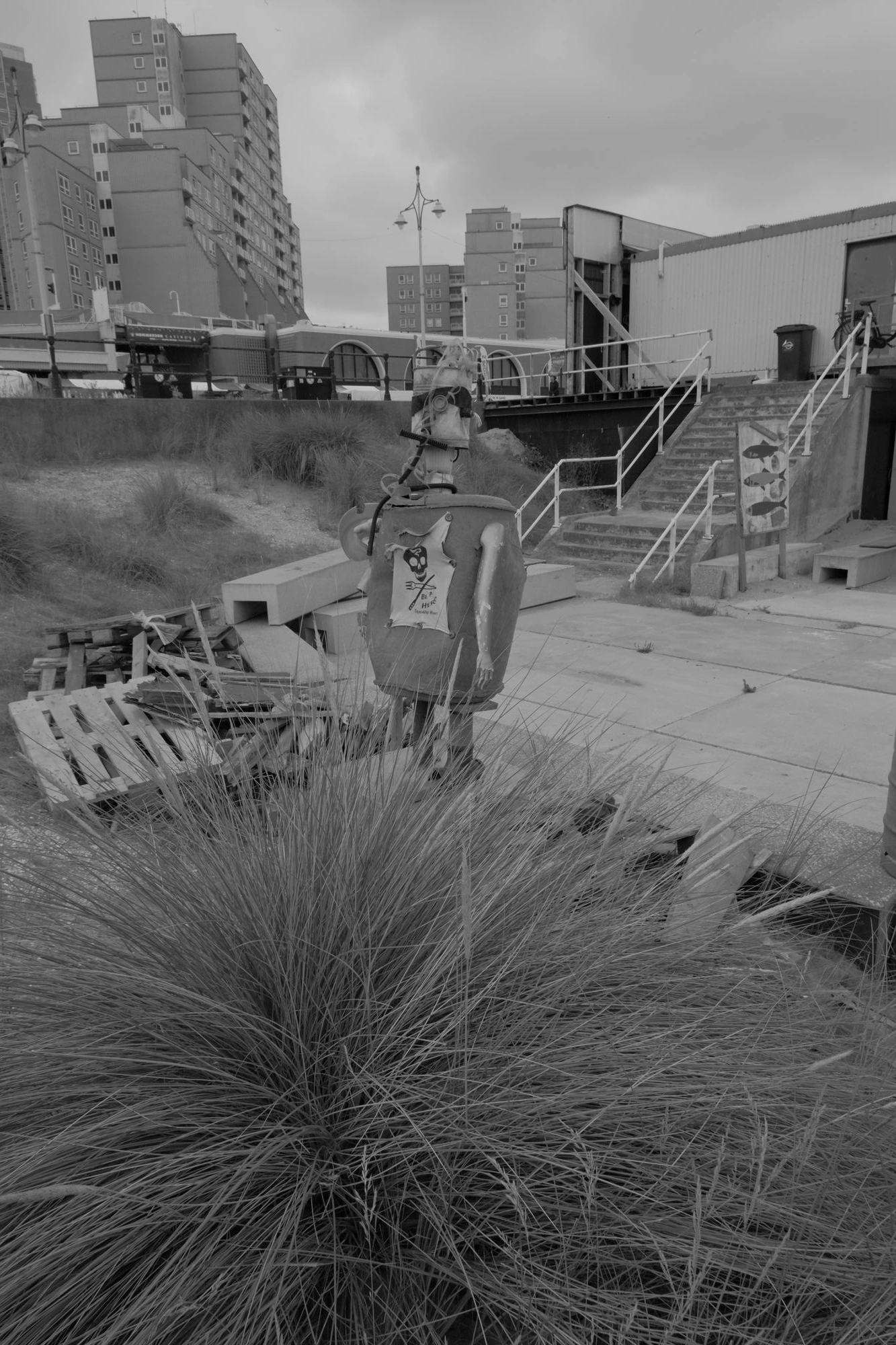 2026-07-18 - xt15-45 - bw - NL - Scheveningen - Sculpture of person made out of scrap material