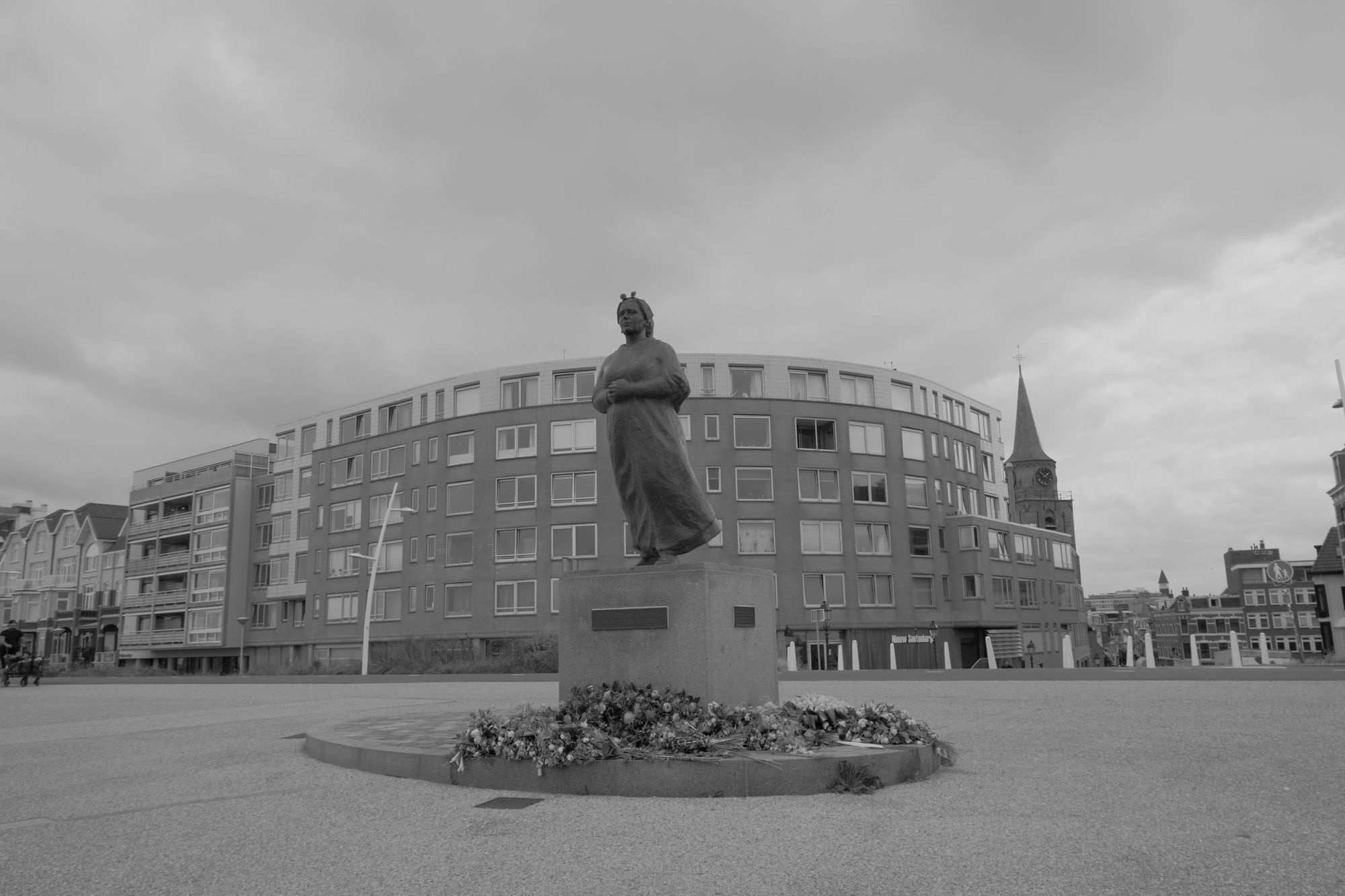 2026-07-18 - xt15-45 - bw - NL - Scheveningen - Statue in the middle of an empty area