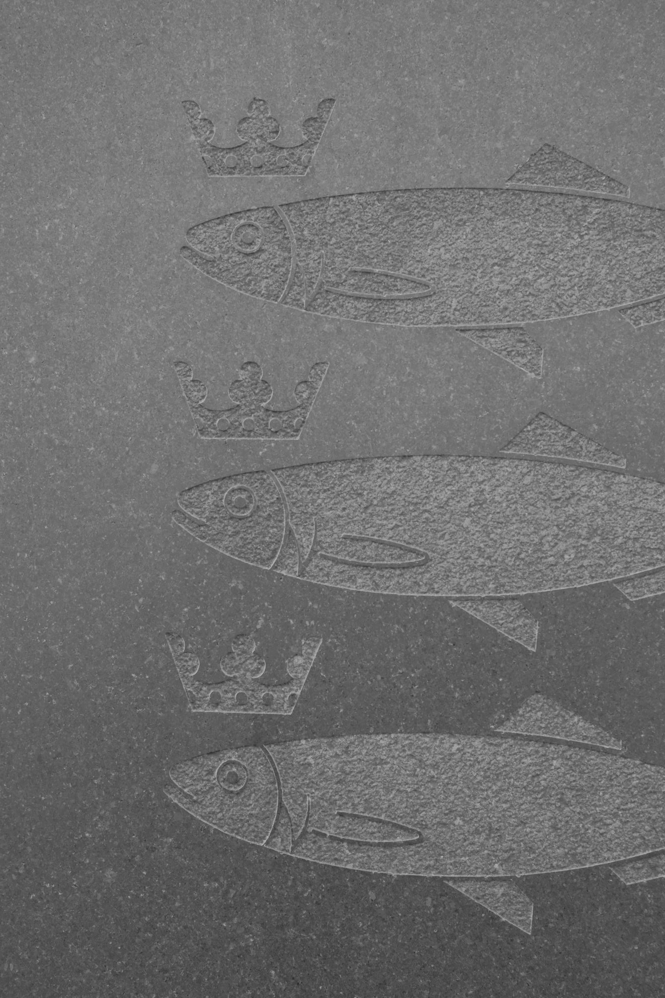 2026-07-18 - xt15-45 - bw - NL - Scheveningen - Three fish with crowns engraved into stone