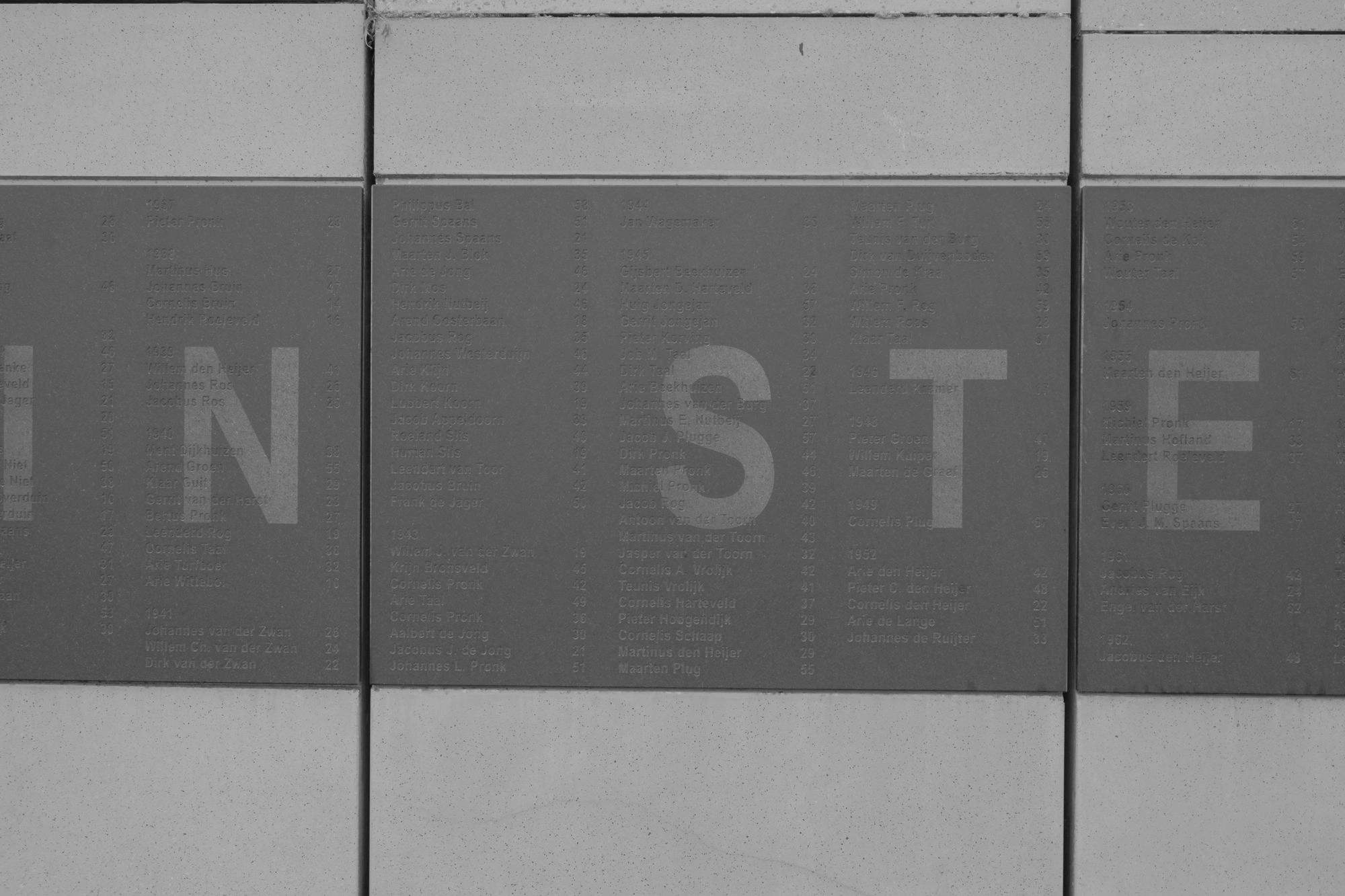 2026-07-18 - xt15-45 - bw - NL - Scheveningen - Wall of names