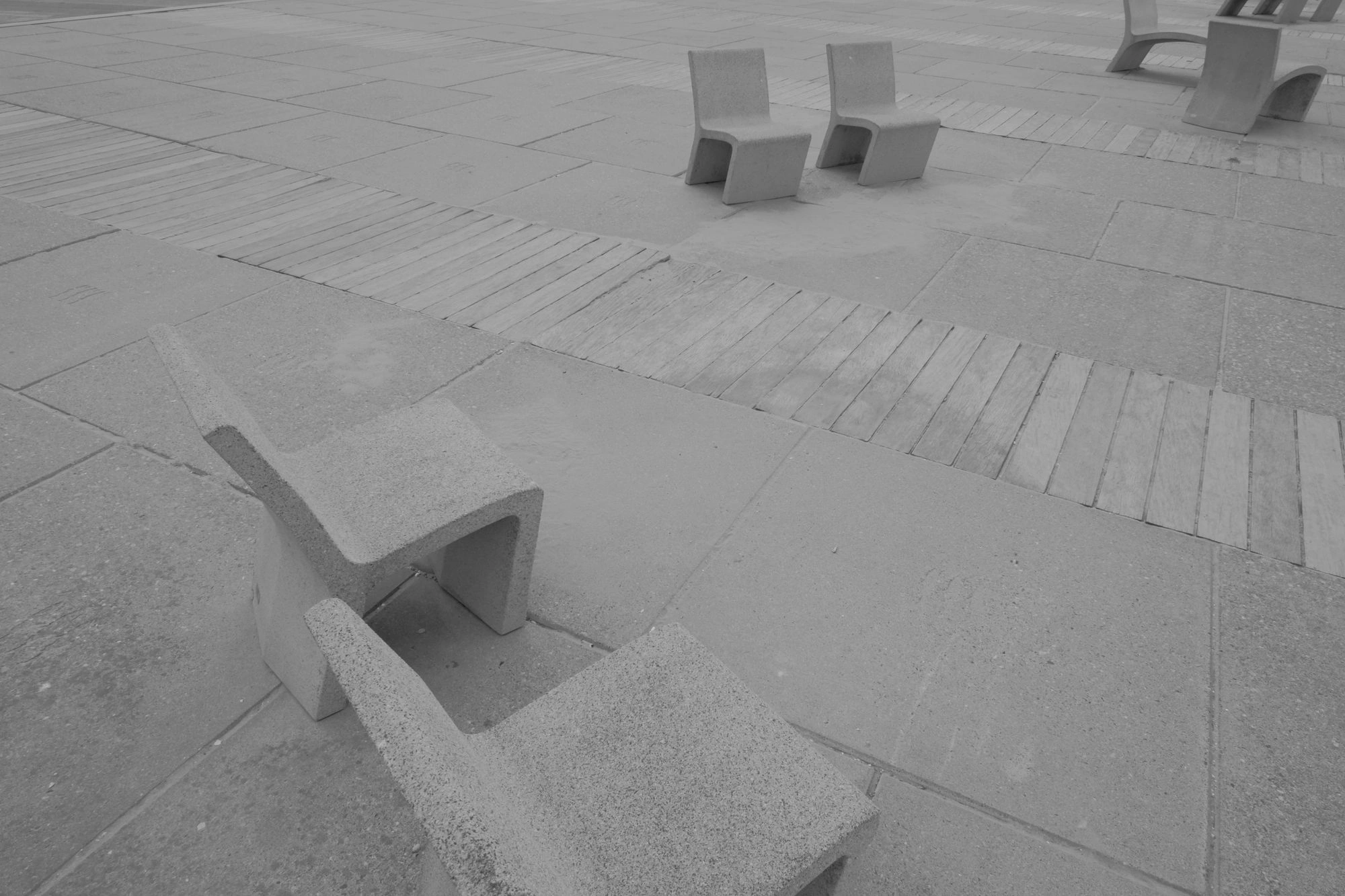 2026-07-18 - xt15-45 - bw - NL - Scheveningen - Weird arrangement of concrete chairs