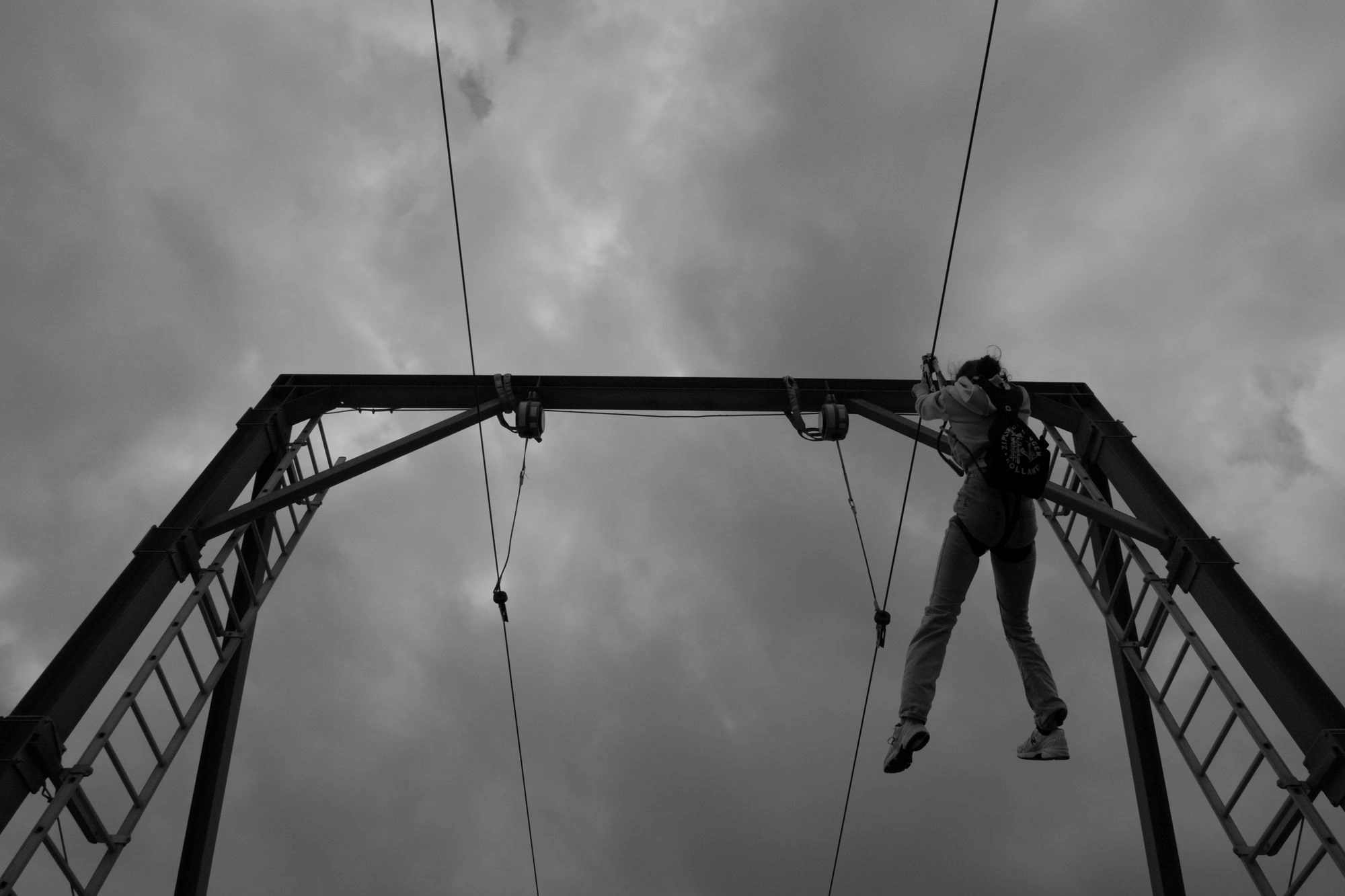 2026-07-18 - xt15-45 - bw - NL - Scheveningen - Person on zipline