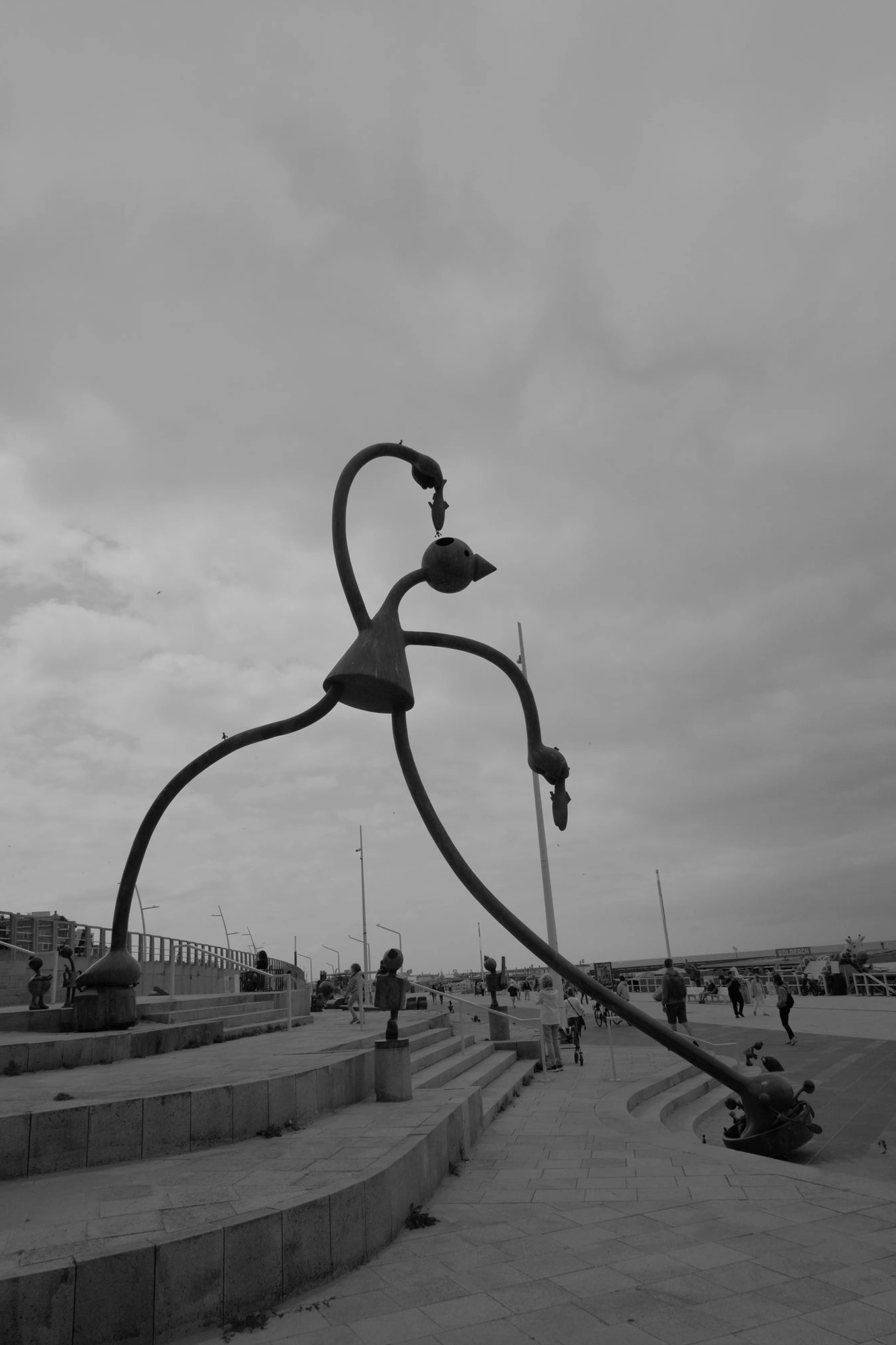2026-07-18 - xt15-45 - bw - NL - Scheveningen - Sculpture of being eating a fish