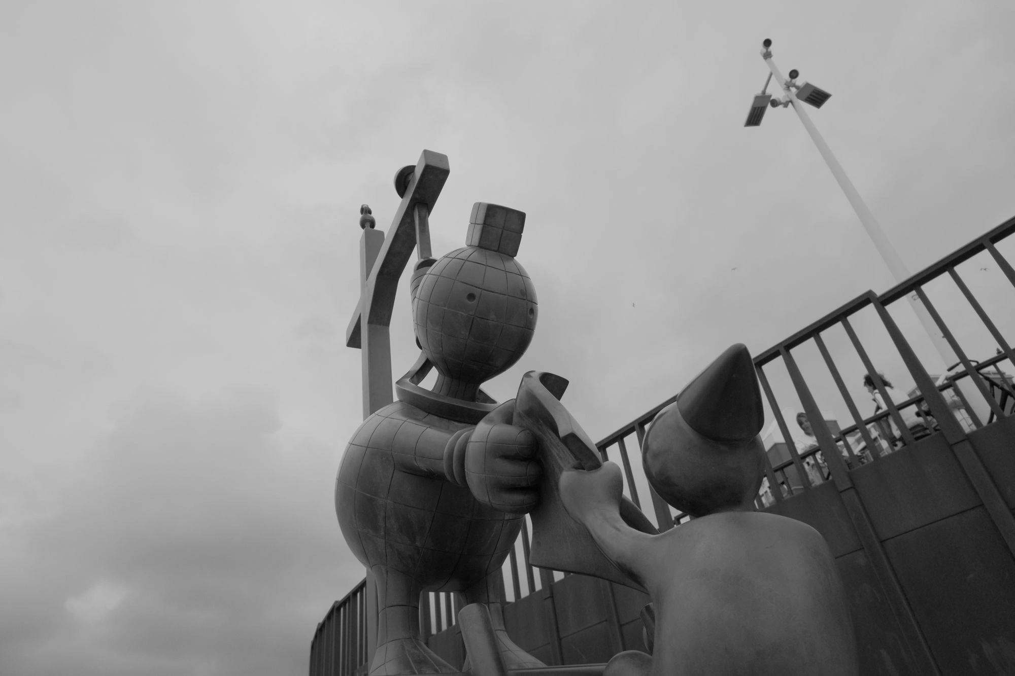 2026-07-18 - xt15-45 - bw - NL - Scheveningen - Sculpture of being with noose around its neck