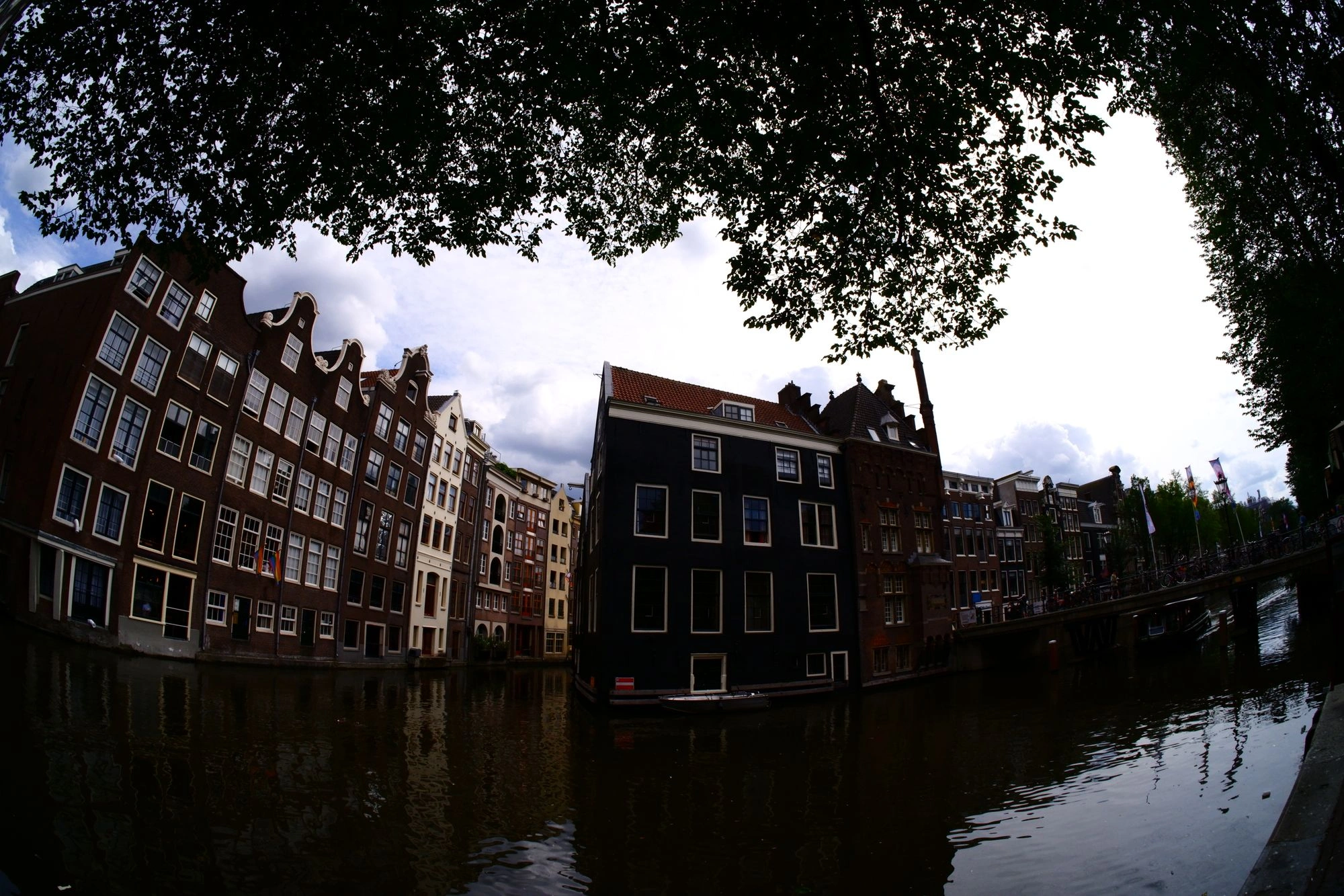 2026-08-01 - xt7.5 - color - NL - Amsterdam - Canal with buildings alongside