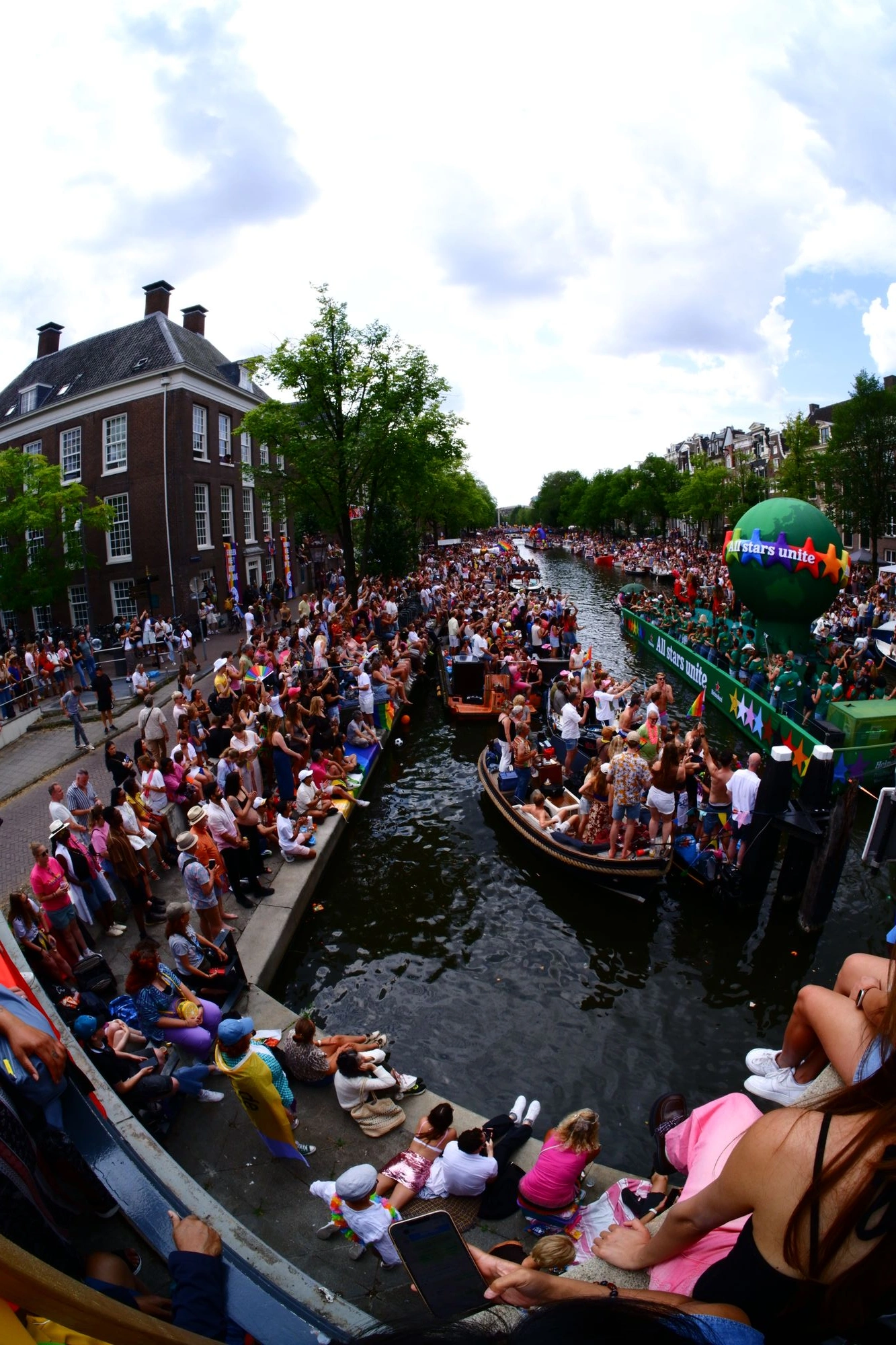 2026-08-01 - xt7.5 - color - NL - Amsterdam - People sitting on edge of canal looking at boats