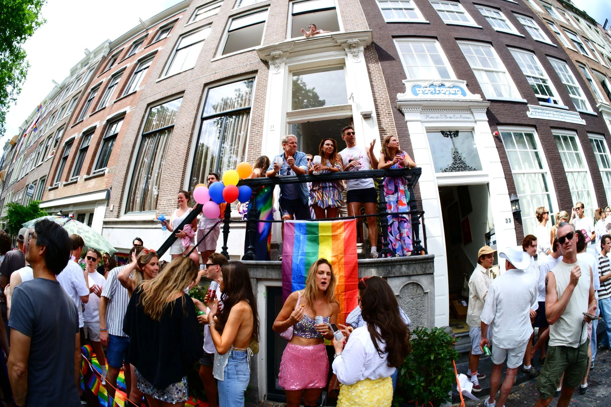 2026-08-01 - xt7.5 - color - NL - Amsterdam - People standing on balcony with pride flag hanging off