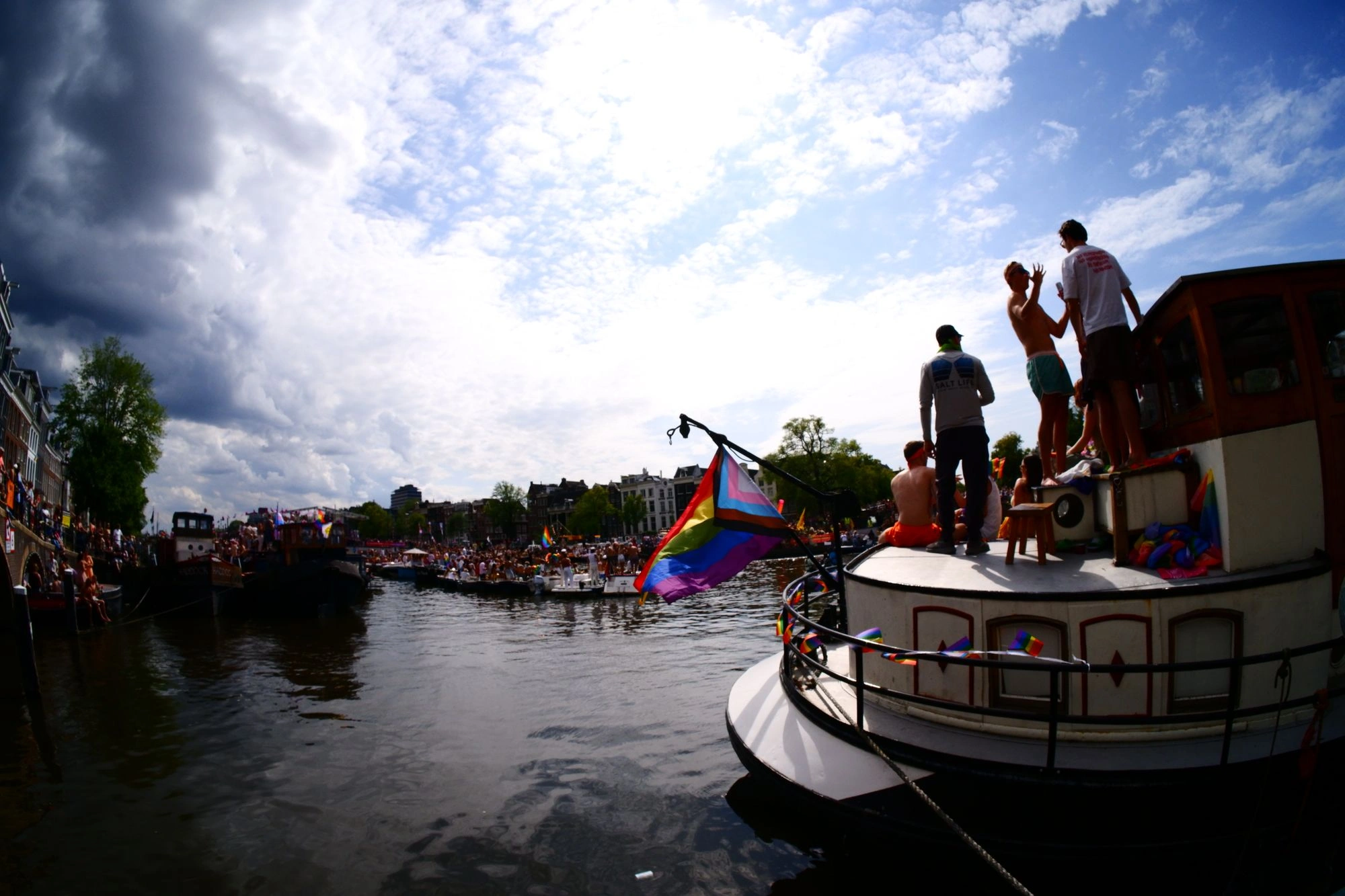 2026-08-01 - xt7.5 - color - NL - Amsterdam - People standing on boat with pride flag hanging off front