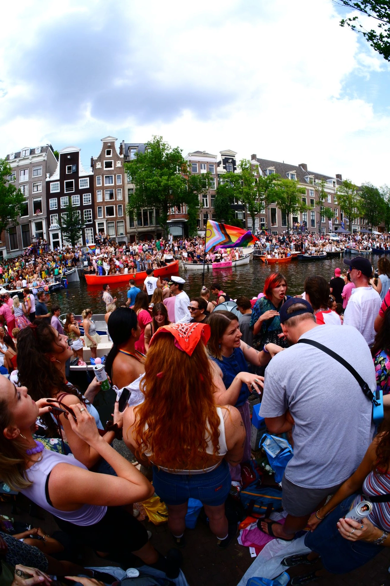 2026-08-01 - xt7.5 - color - NL - Amsterdam - People standing overlooking canal