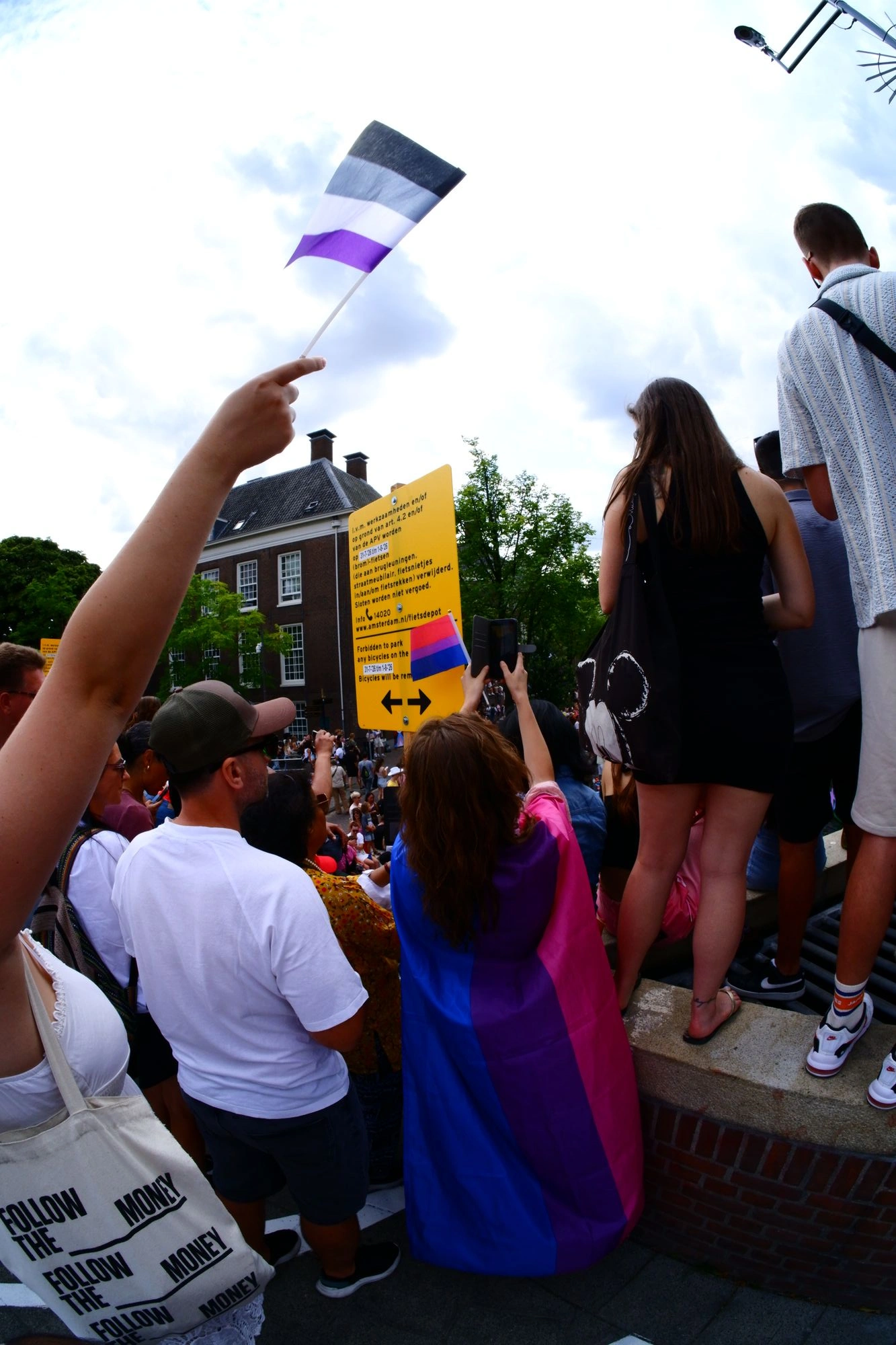 2026-08-01 - xt7.5 - color - NL - Amsterdam - Person waving Ace flag