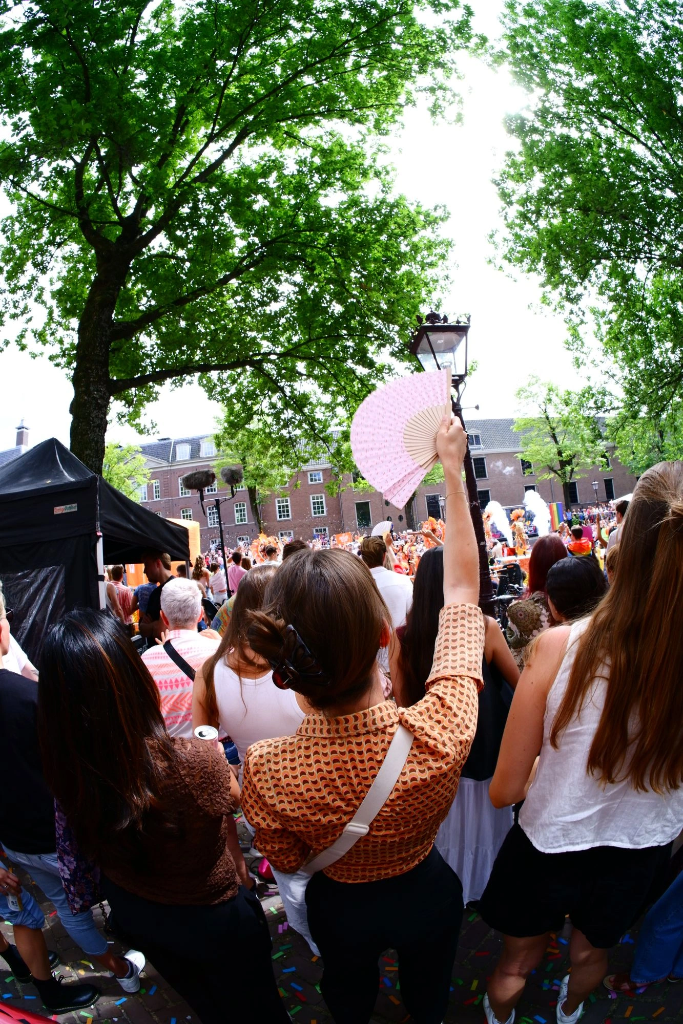 2026-08-01 - xt7.5 - color - NL - Amsterdam - Person with orange polka dot shirt waving pink fan
