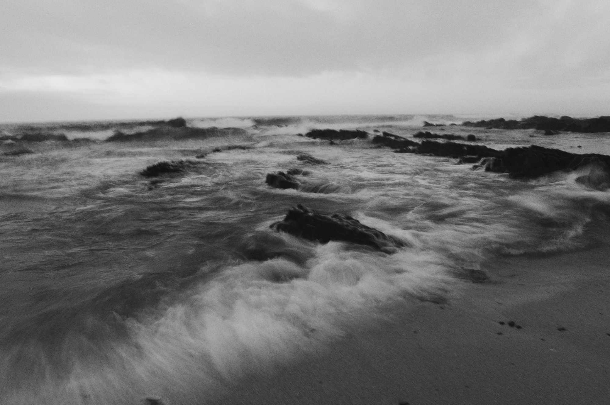 Long exposure of waves agains the rocks
