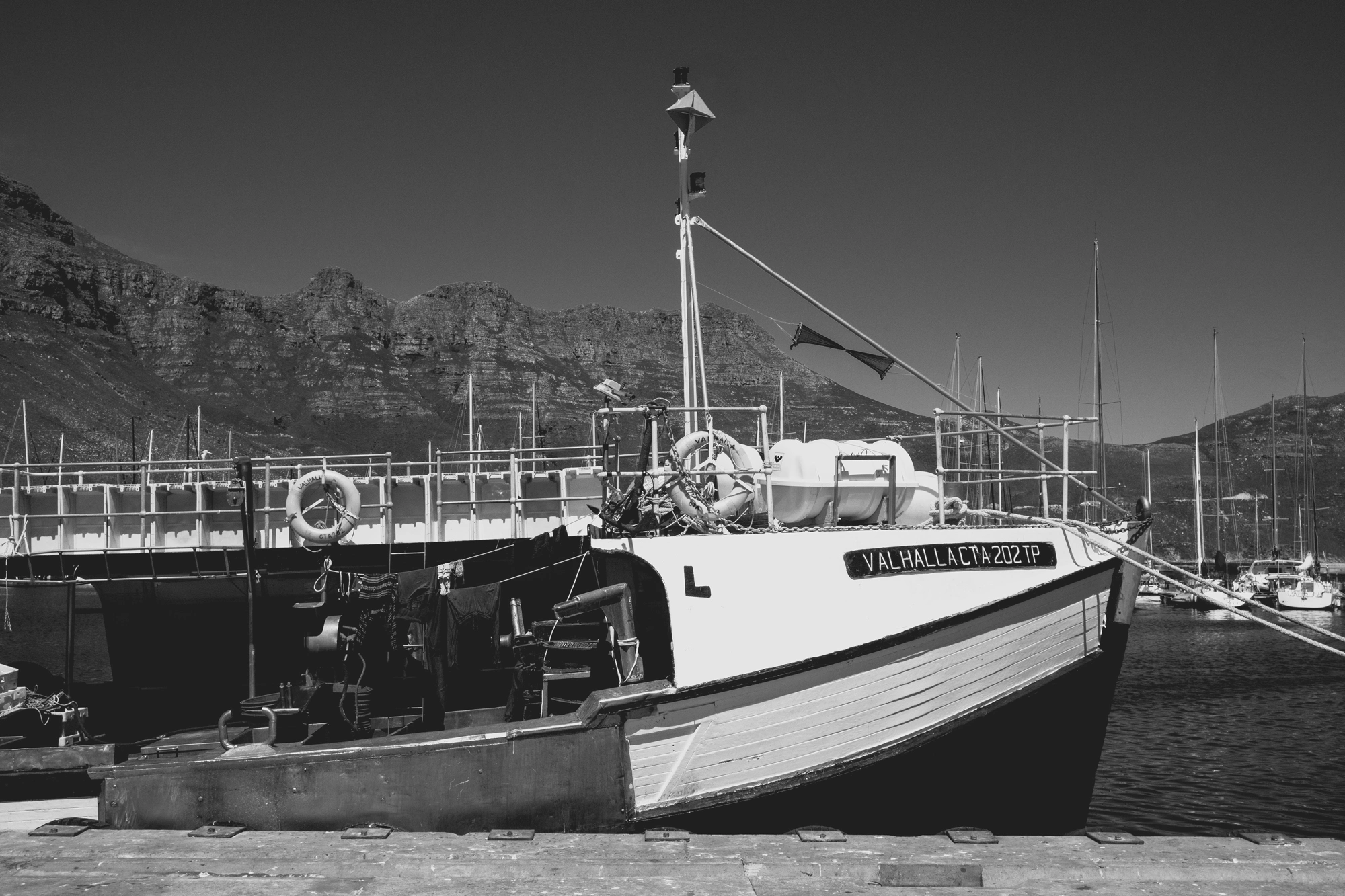2022-02-13 - xt15-45 - bw - ZA - Cape Town - A boat at the harbour