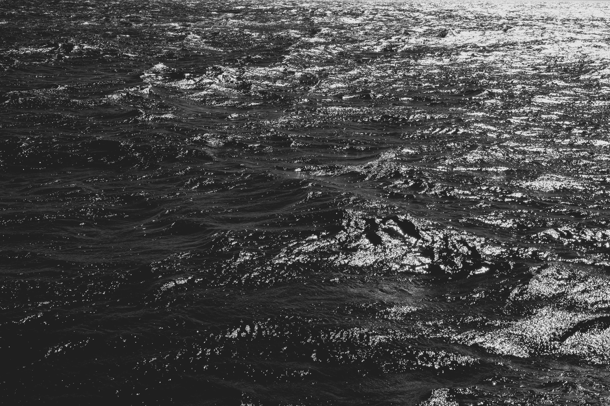 2022-02-13 - xt15-45 - bw - ZA - Cape Town - Relection of the sun on the ocean