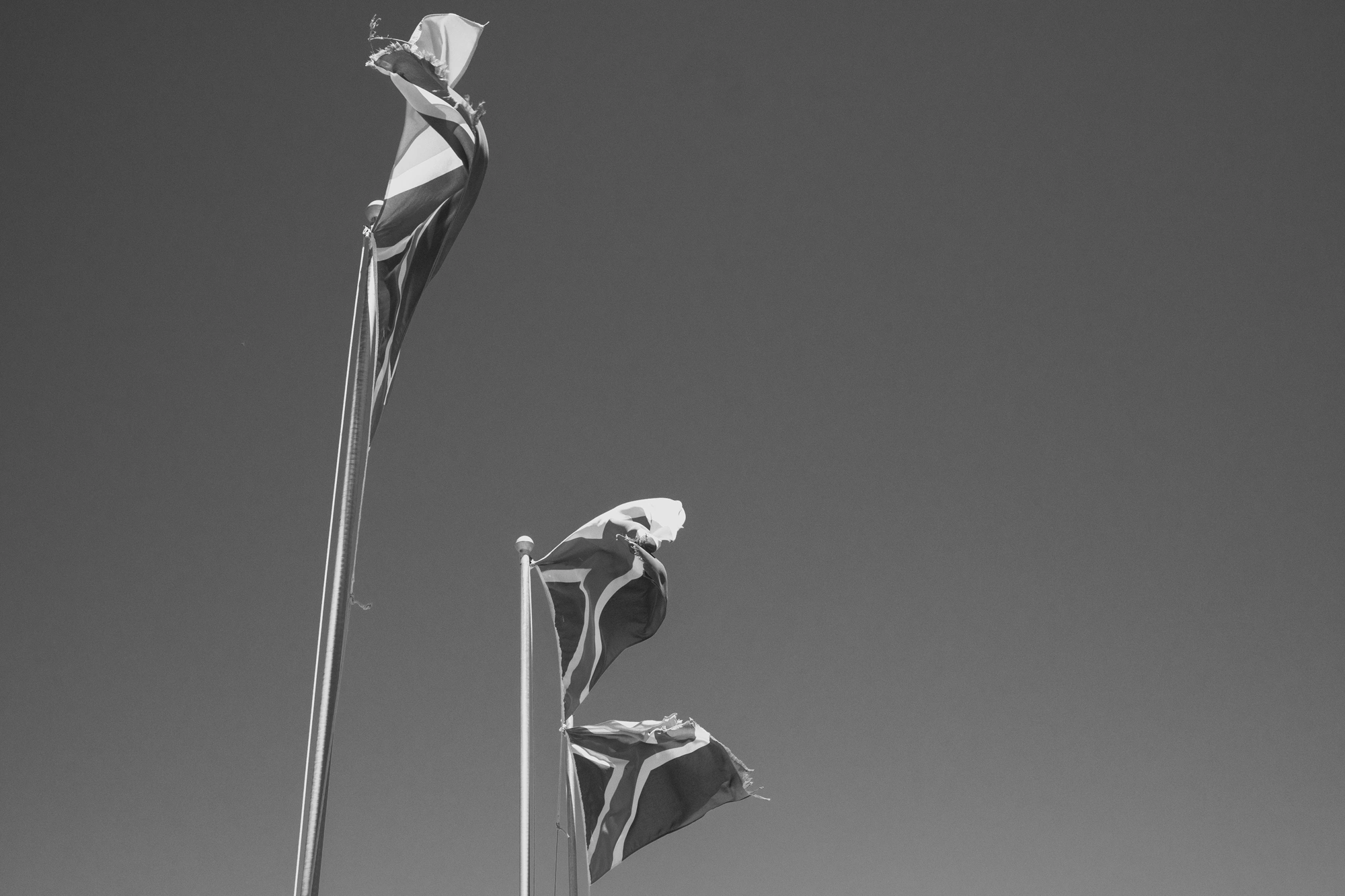 2022-02-13 - xt15-45 - bw - ZA - Cape Town - South African flag blows in the wind