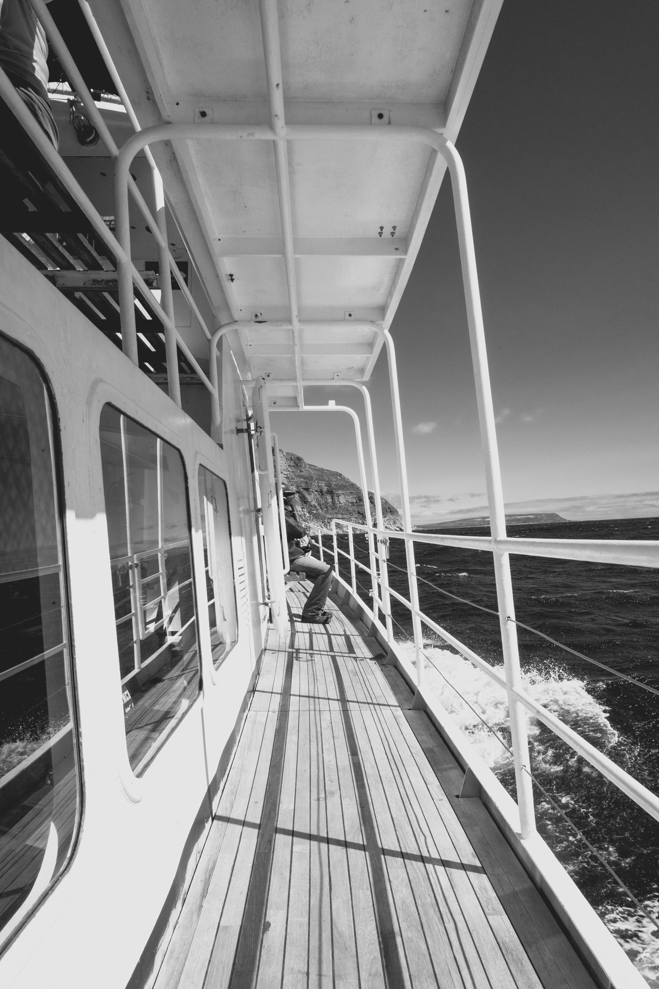 2022-02-13 - xt15-45 - bw - ZA - Cape Town - Walkway on boat beside the ocean