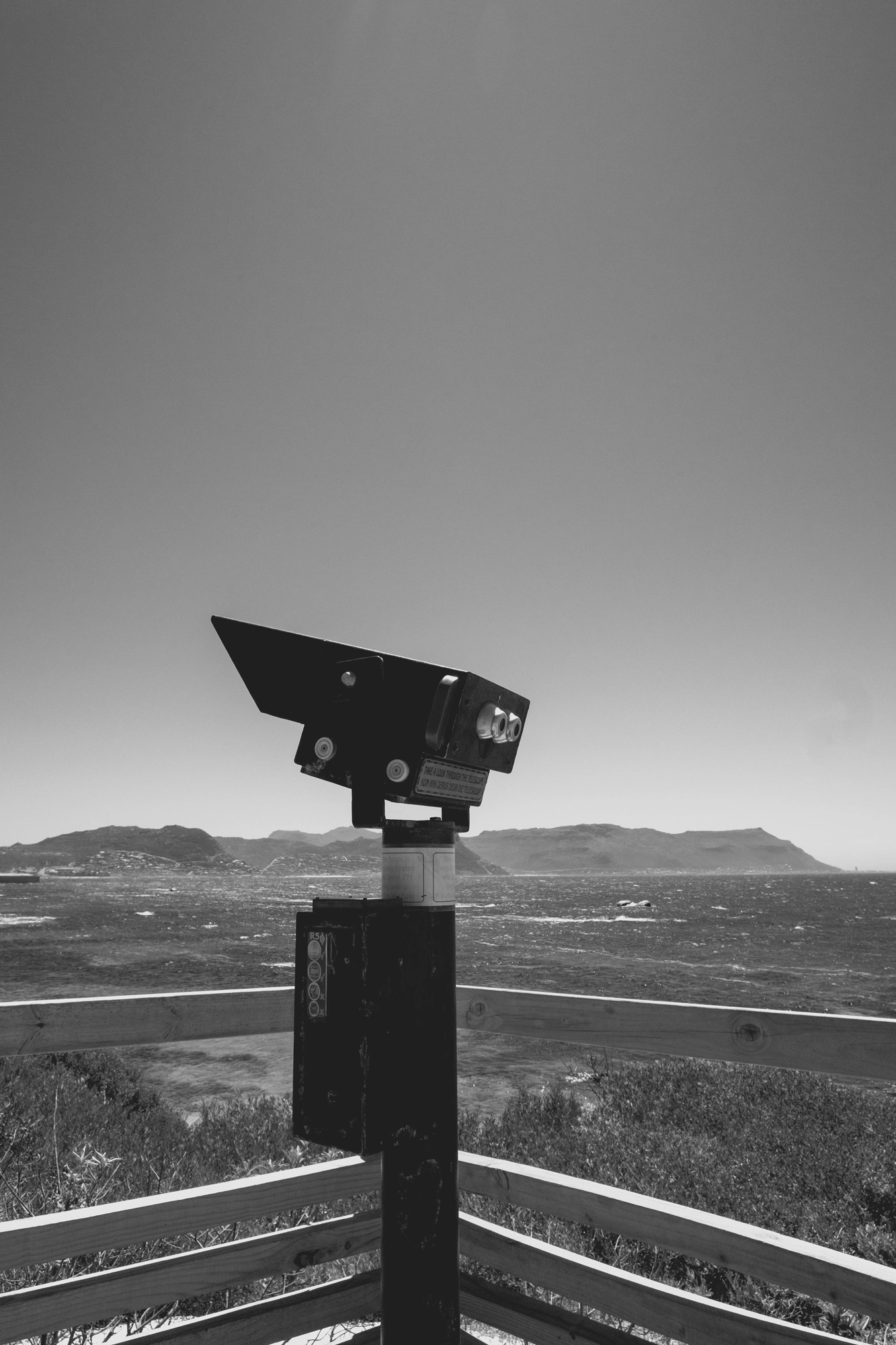 2022-02-14 - xt15-45 - bw - ZA - Cape Town - Coin operated binoculaurs looking over ocean
