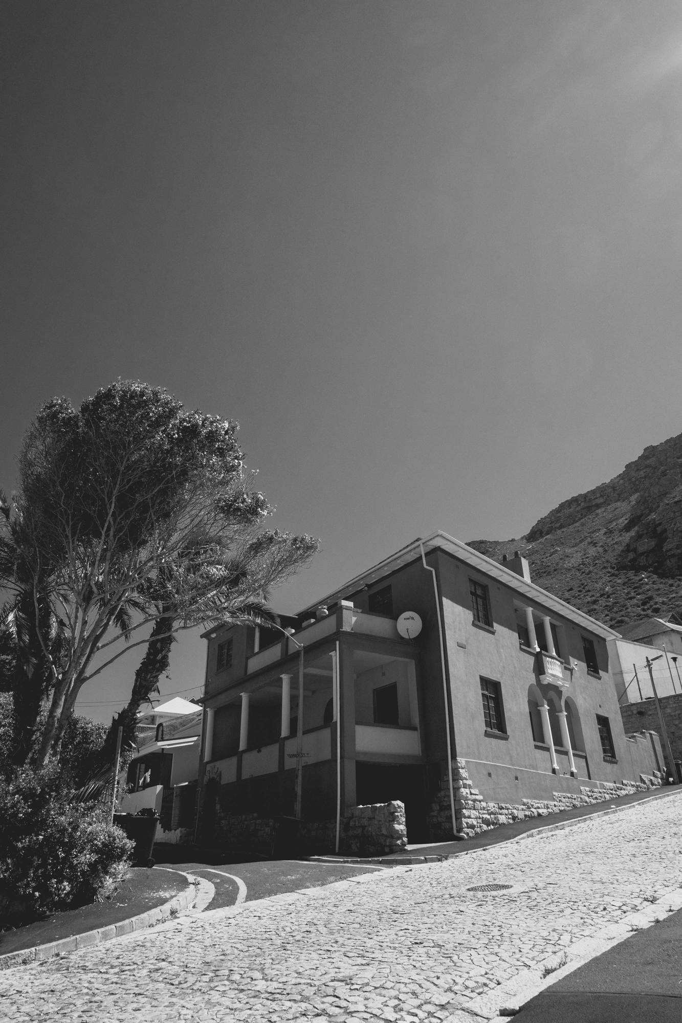 2022-02-14 - xt15-45 - bw - ZA - Cape Town - House in front of mountains
