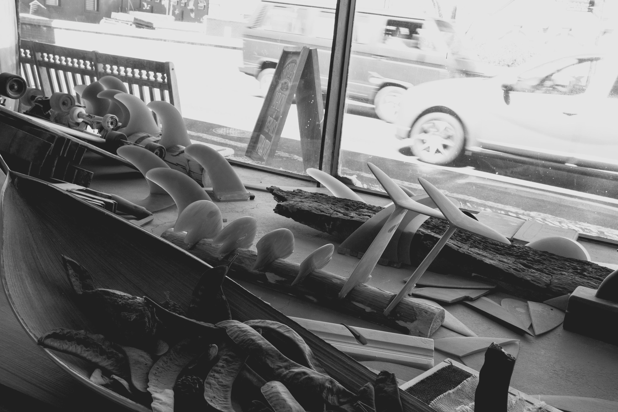 2022-02-14 - xt15-45 - bw - ZA - Cape Town - Surfboard parts in shop window