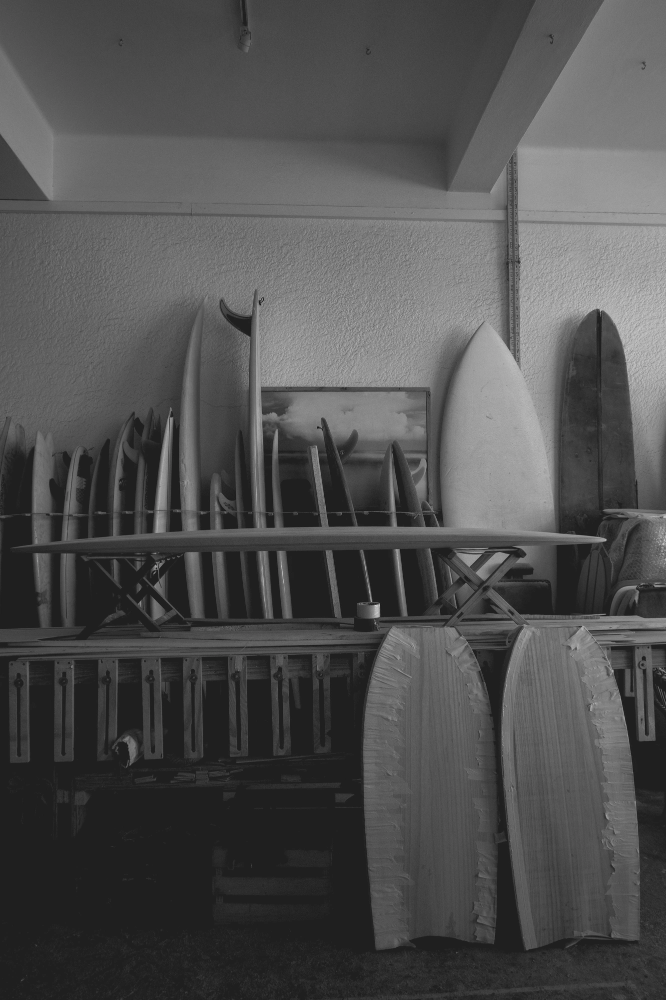 2022-02-14 - xt15-45 - bw - ZA - Cape Town - Surfboards in a surfboard shop