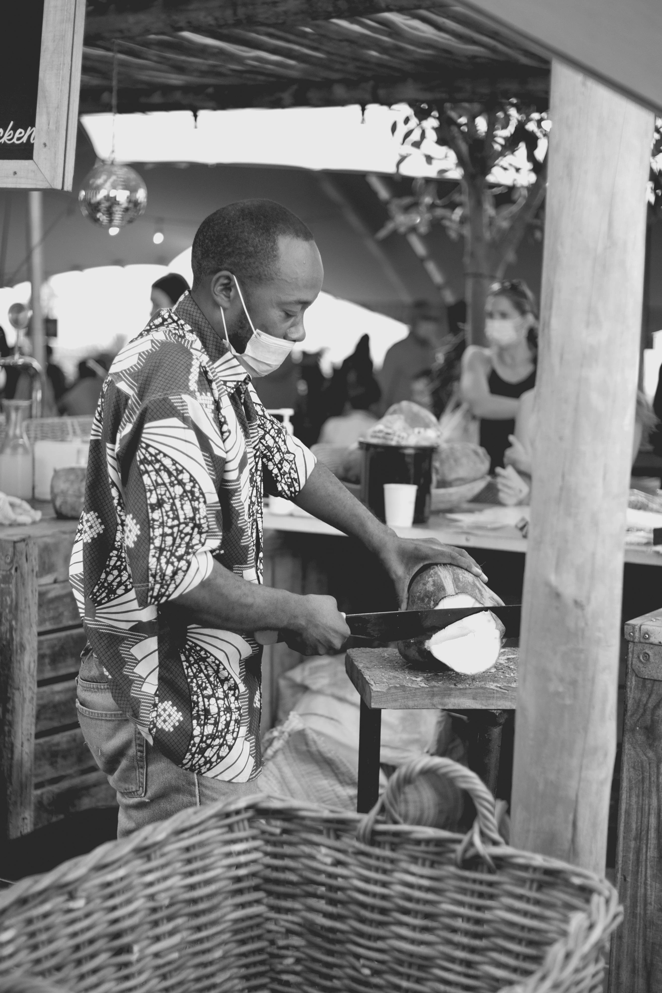 2022-02-18 - xt35 - bw - ZA - Cape Town - Man cuts coconut