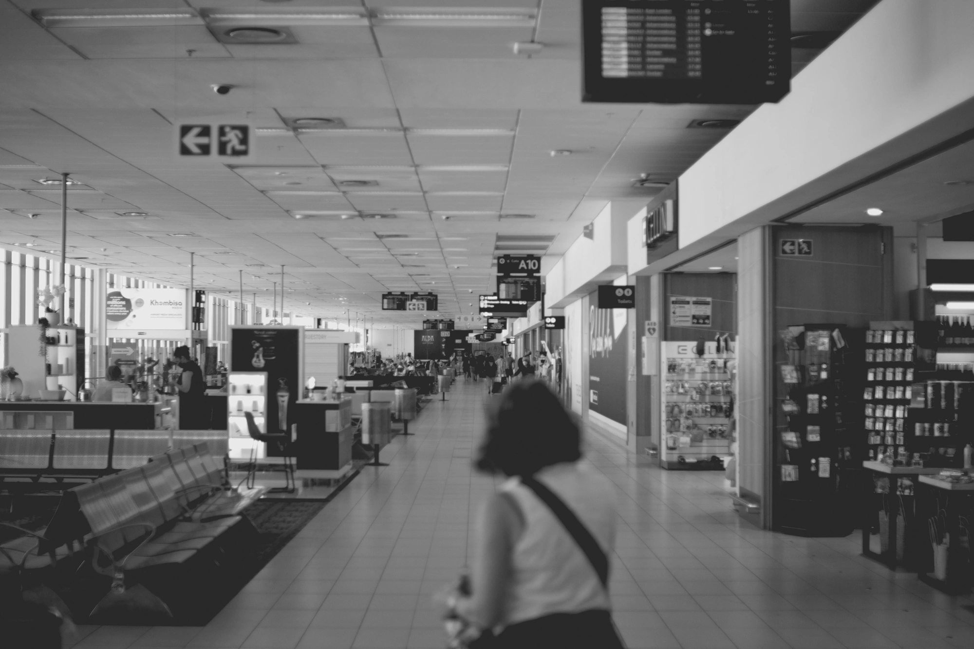 2022-02-18 - xt35 - bw - ZA - Cape Town - Out of focus person walks in airport