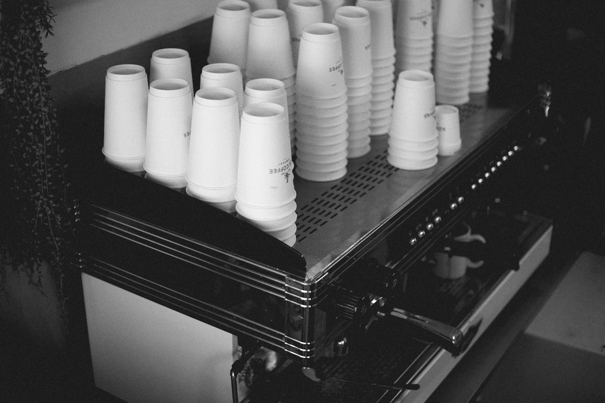 2022-09-18 - xt35 - bw - ZA - Durban - Coffee maching
