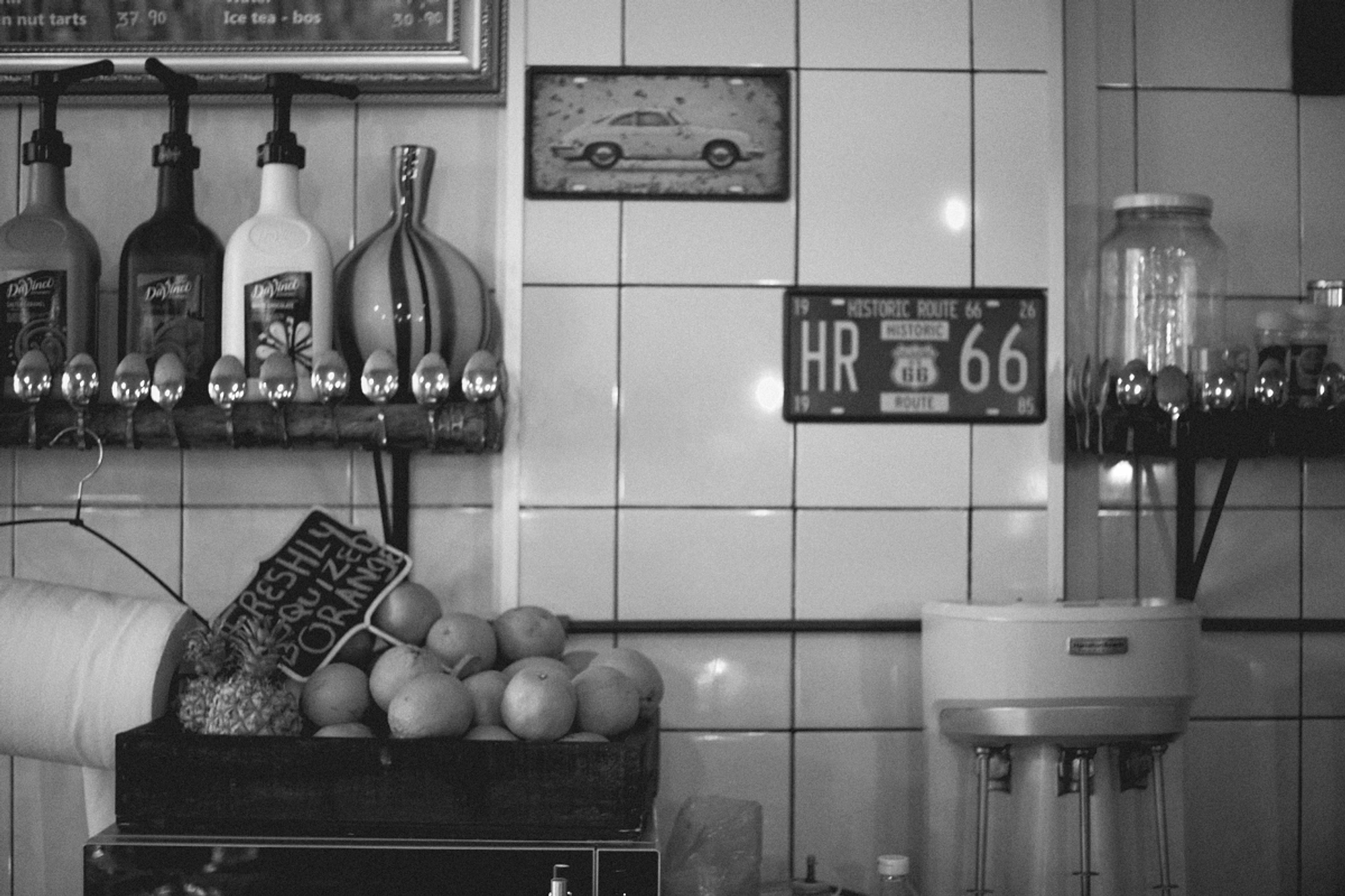 2022-09-21 - xt35 - bw - ZA - Durban - Coffee shop