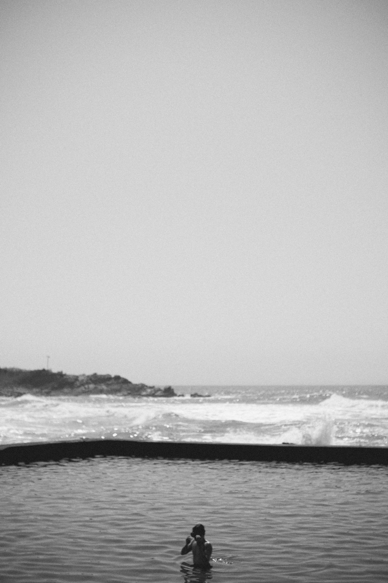2022-09-22 - xt35 - bw - ZA - Durban - Person adjusting goggles in tital pool