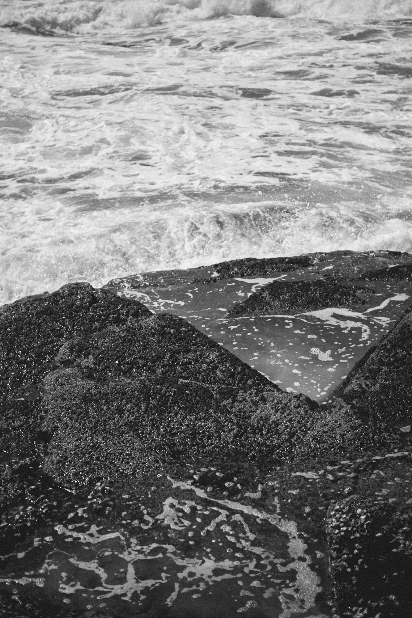2022-09-22 - xt35 - bw - ZA - Durban - Rocks on water