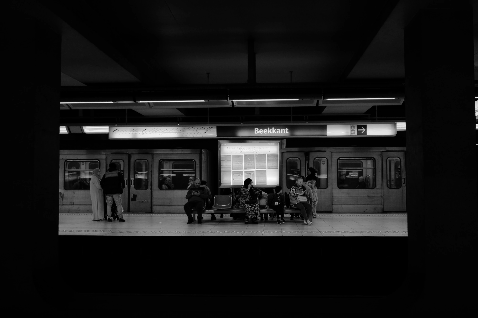 2024-06-15 - xt35 - bw - BE - Brussles - People sitting in metro station
