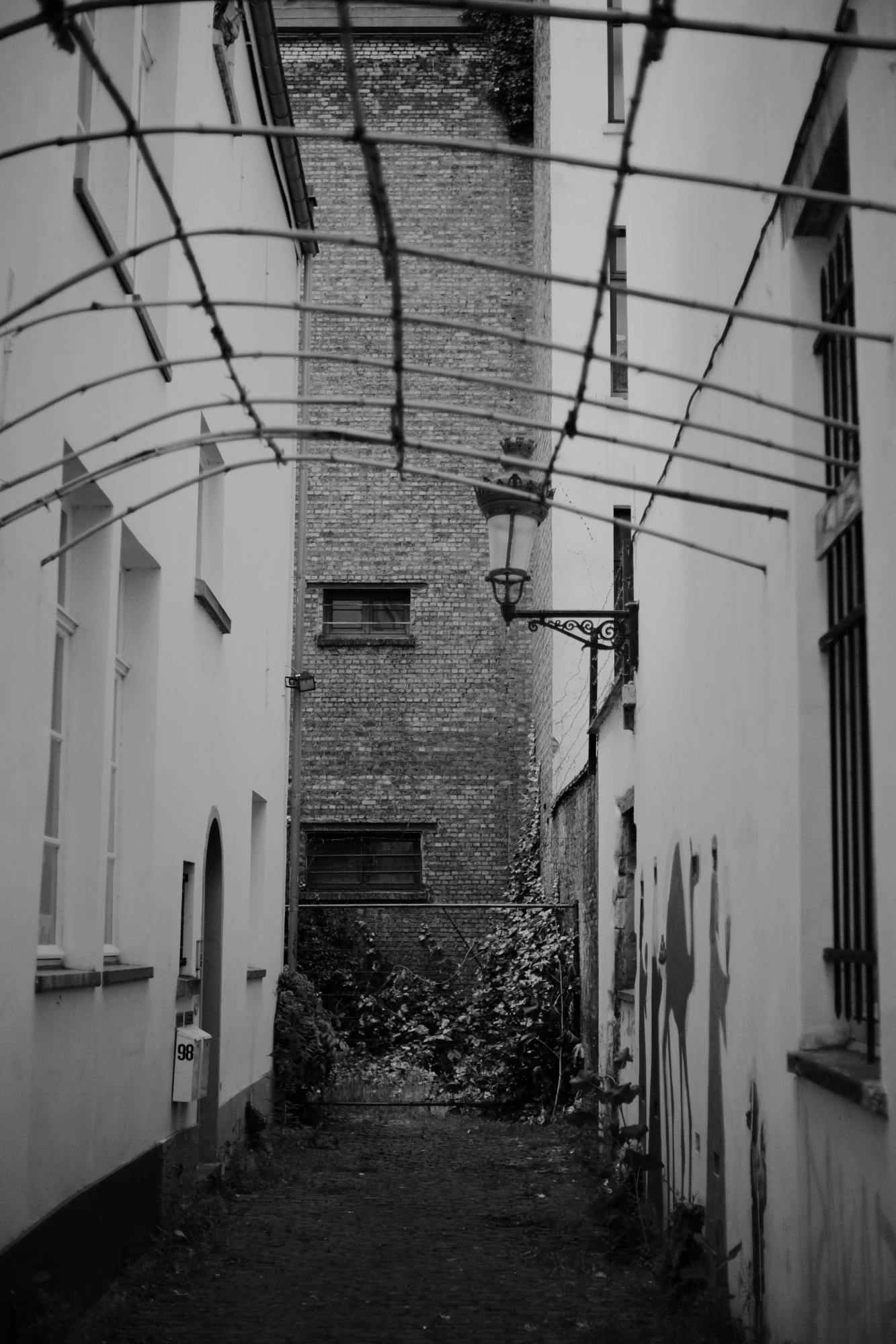 2024-06-16 - xt35 - bw - BE - Brussles - Alley between buildings