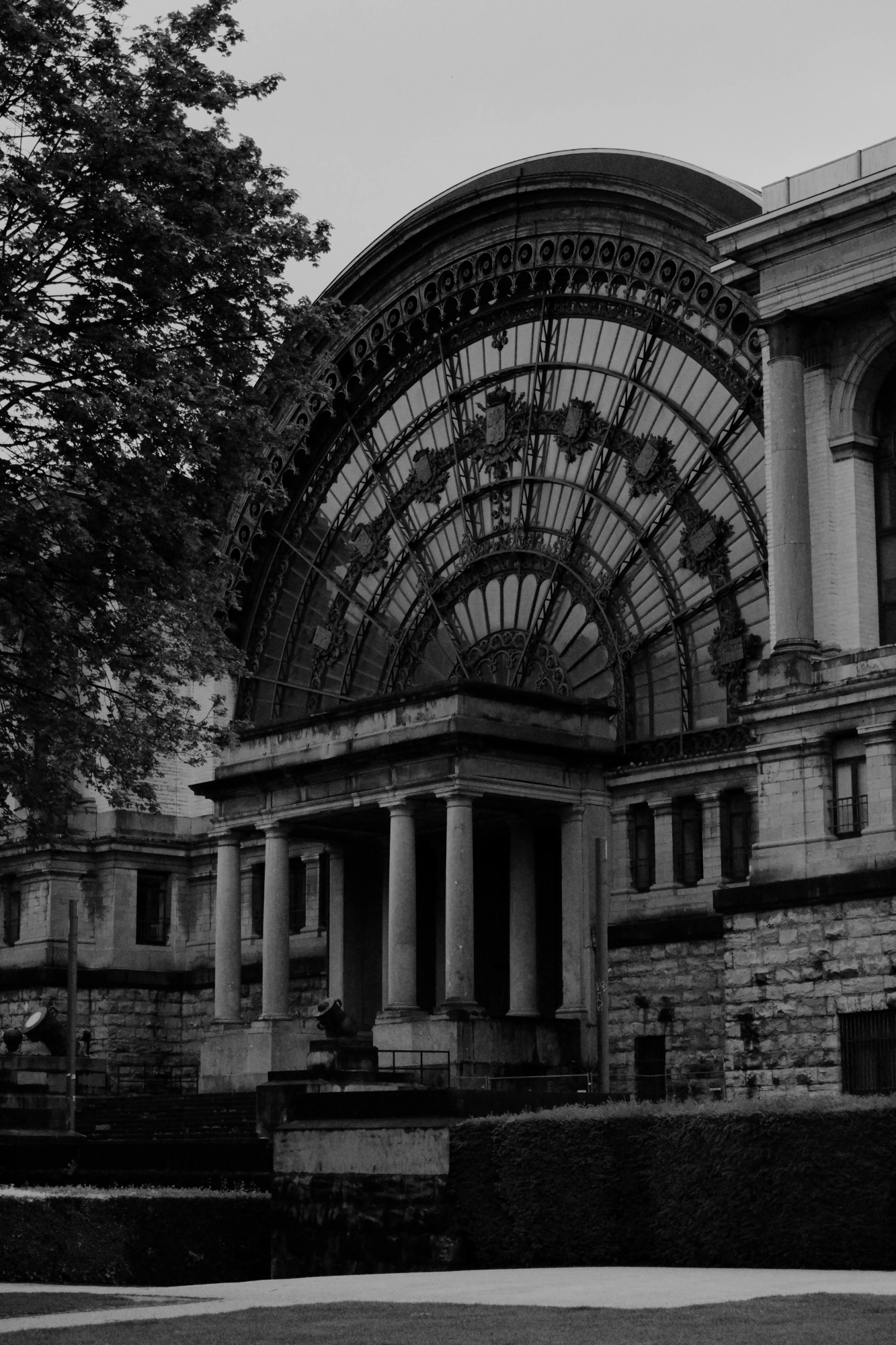 2024-06-16 - xt35 - bw - BE - Brussles - Building with large curcular window