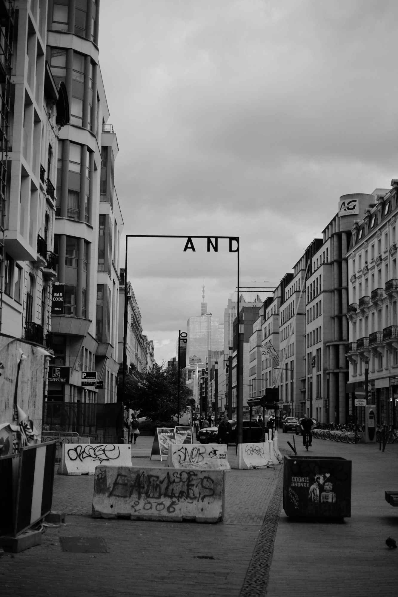 2024-06-16 - xt35 - bw - BE - Brussles - Closed off road
