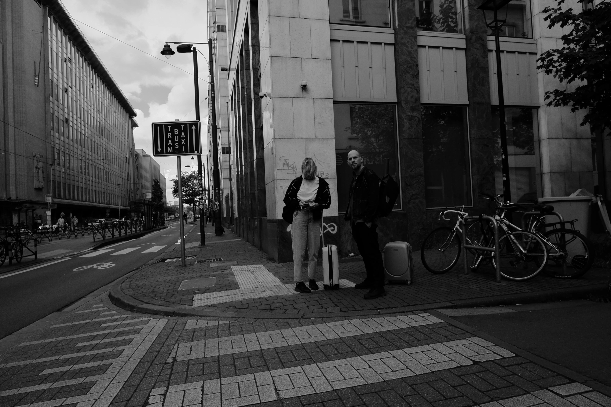 2024-06-16 - xt35 - bw - BE - Brussles - People waiting to cross road