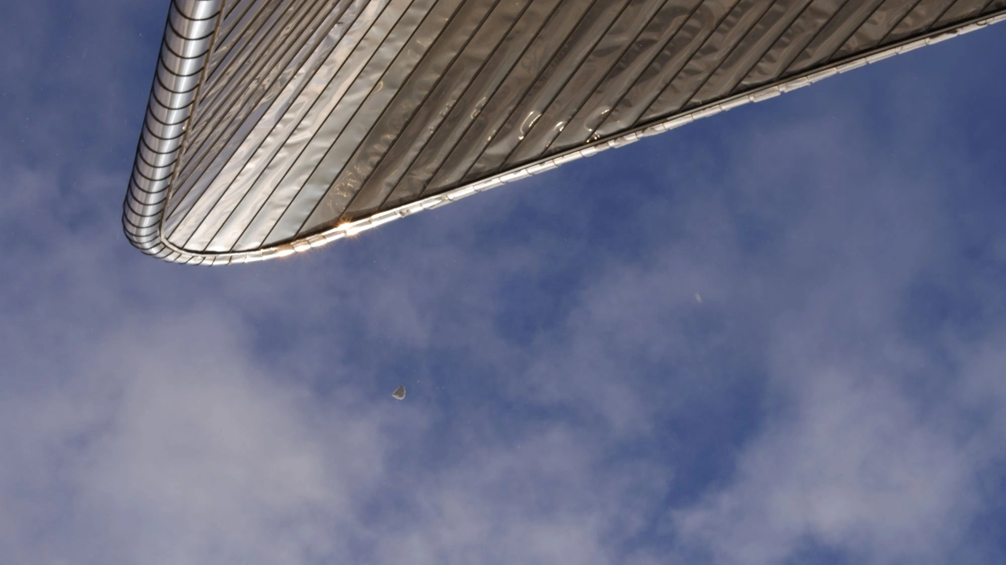2026-01-04 - xt35 - color - NL - Rotterdam - Roof of train station with a clump of snow falling down