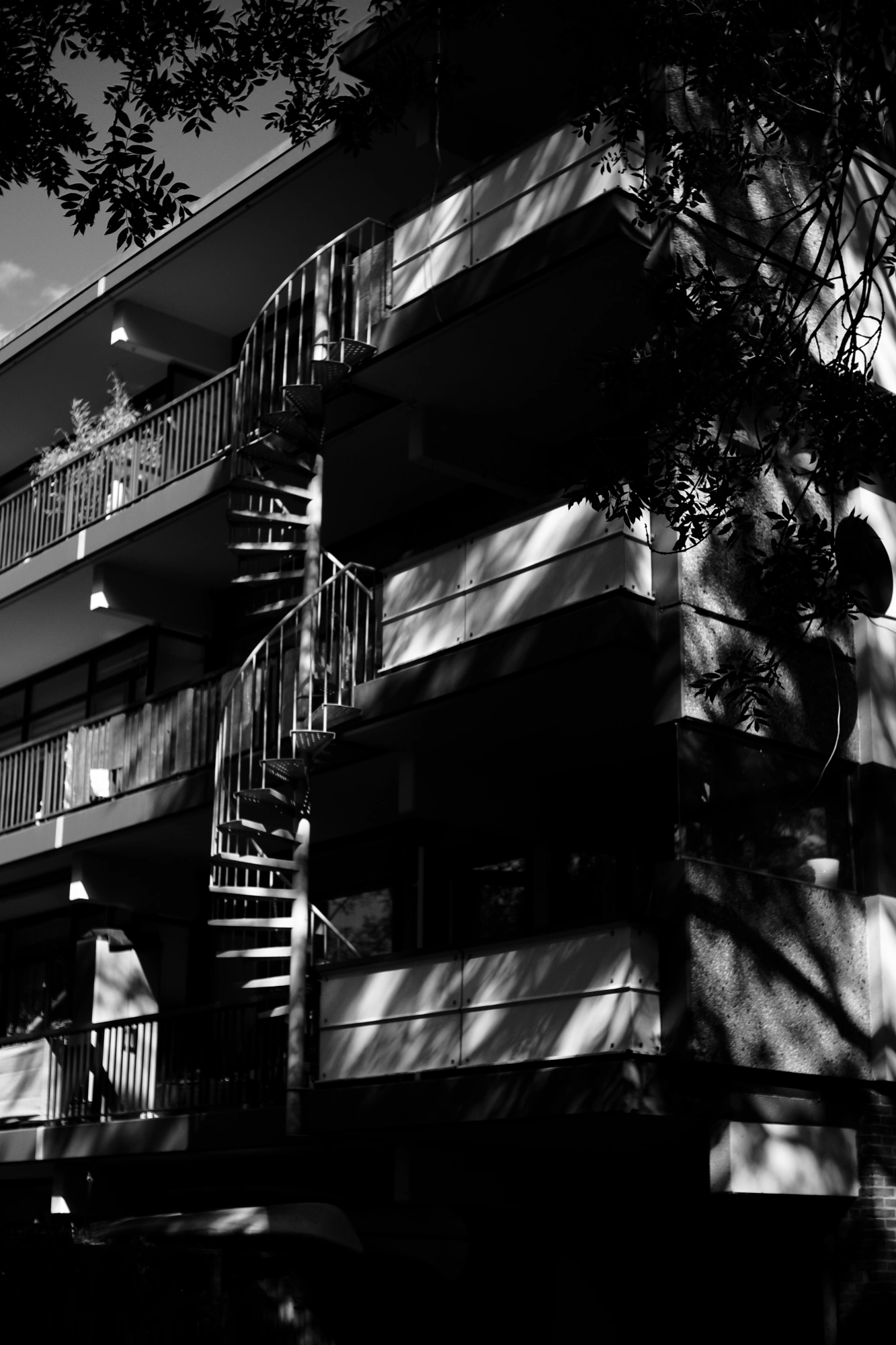 2023-07-29 - xt35 - bw - NL - Amsterdam - Spiral staircase on side of building