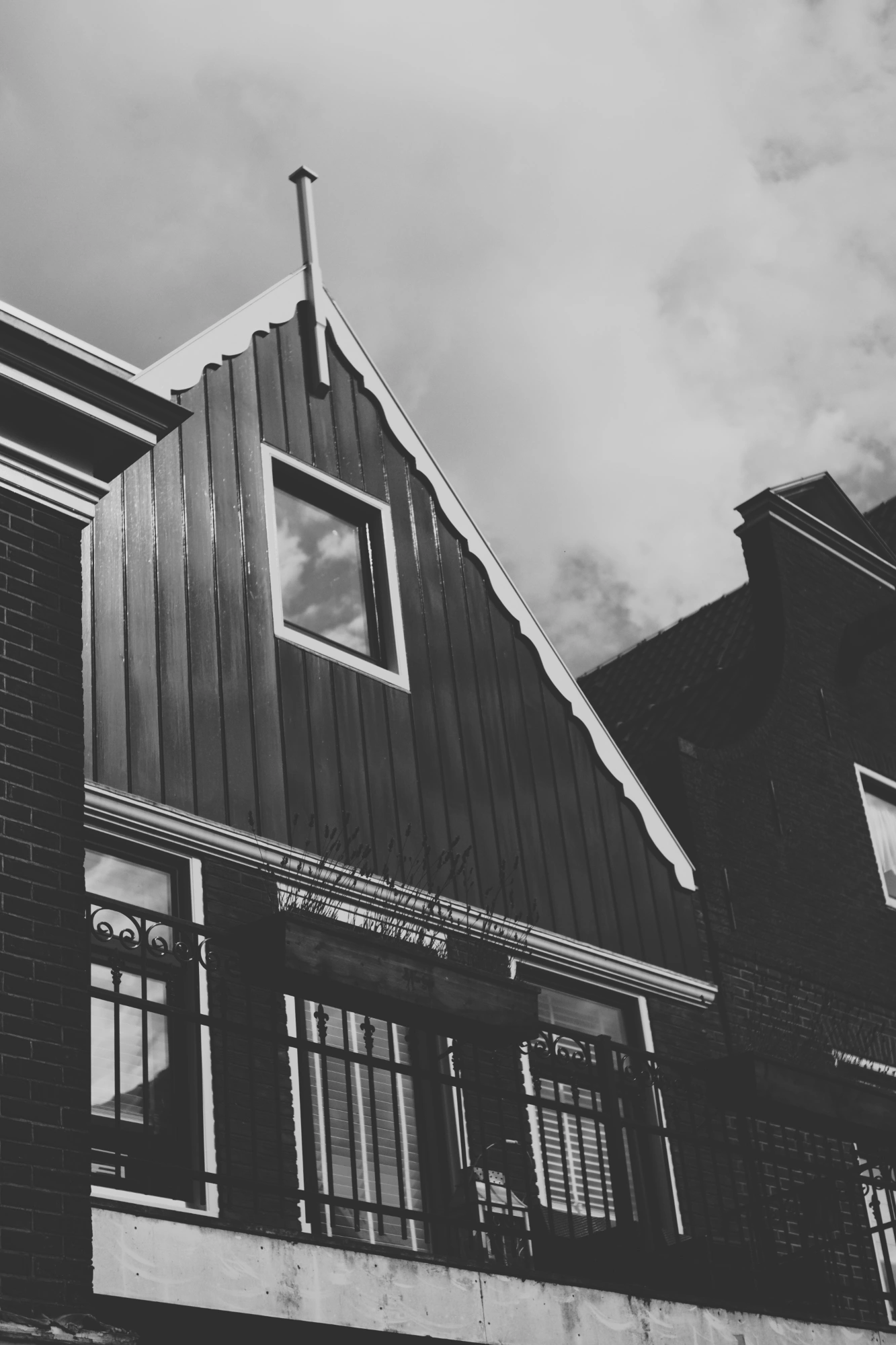 2023-07-30 - xt35 - bw - NL - Old dutch building