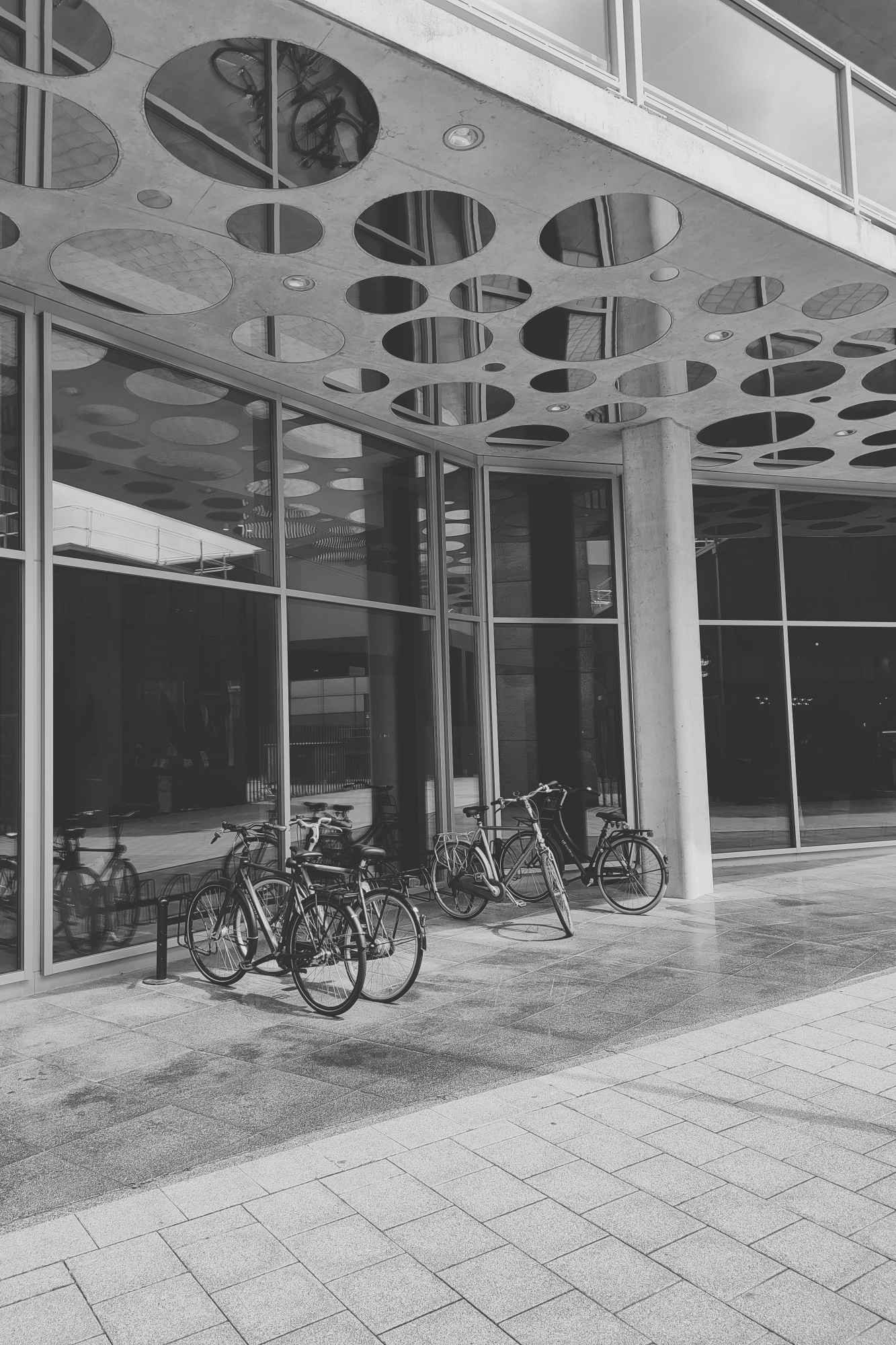 2023-08-03 - redmi - bw - NL - Bicycles parked outside of building