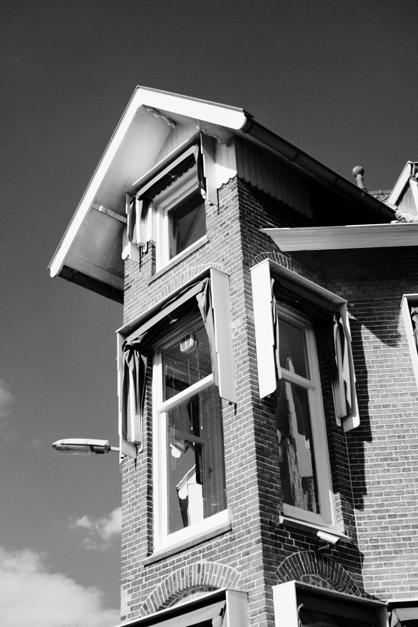 2023-08-15 - xt35 - bw - NL - Corner of building